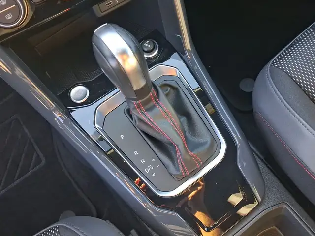 Volkswagen T-Roc view 11