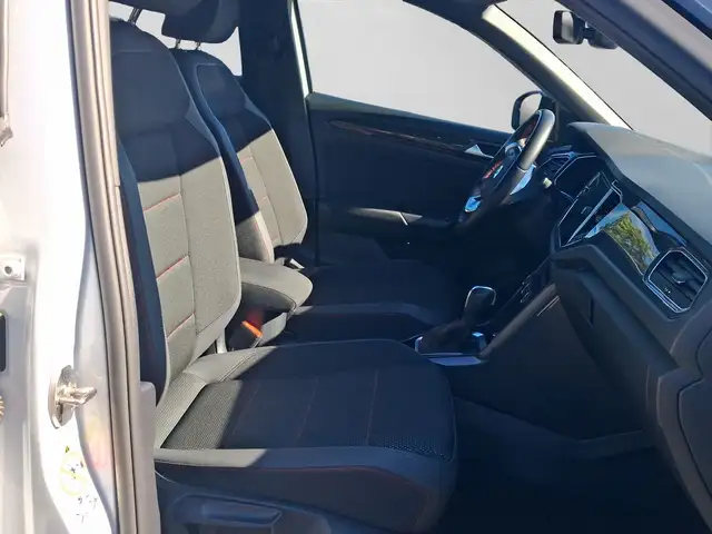 Volkswagen T-Roc view 4