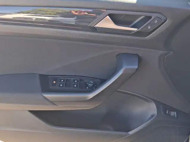 Volkswagen T-Roc view 8