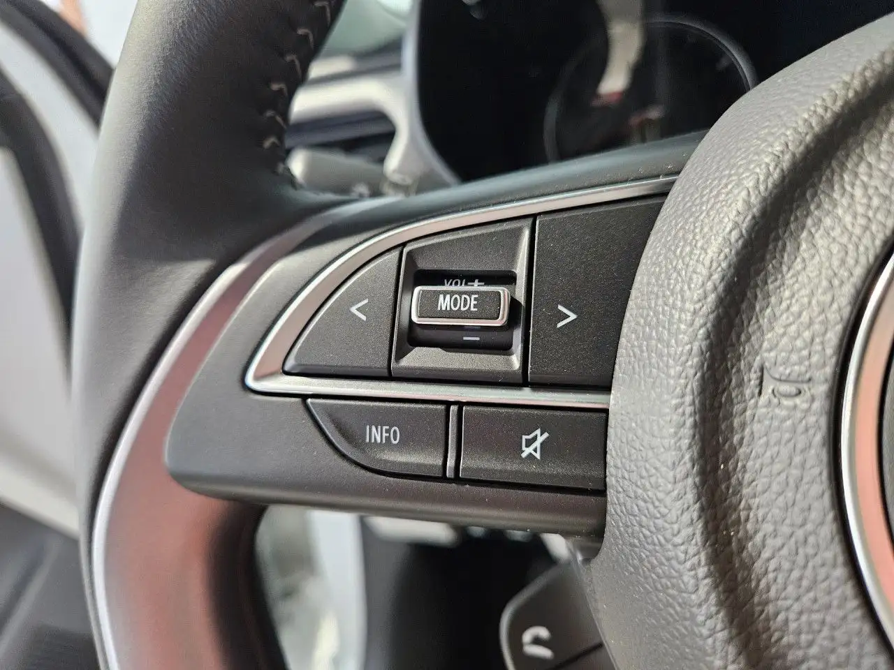 Suzuki Swift 1.2 Comfort+ Hybrid LED ACC Navi Climatronic, миниатюра 7