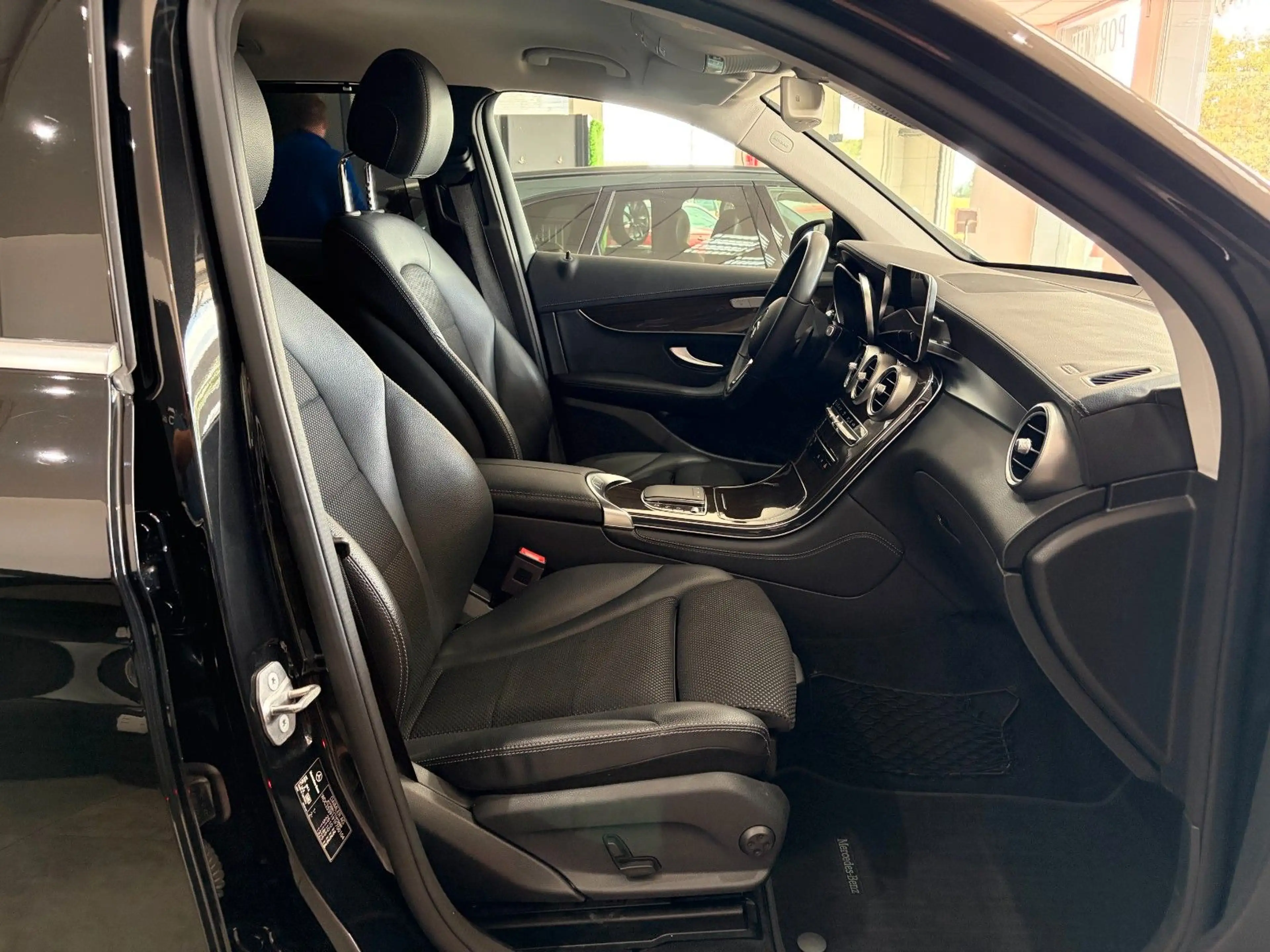 Mercedes-Benz GLC 300 GLC300d*4Matic*AHK*Distronic*LED*MBUX*360* — photo 24