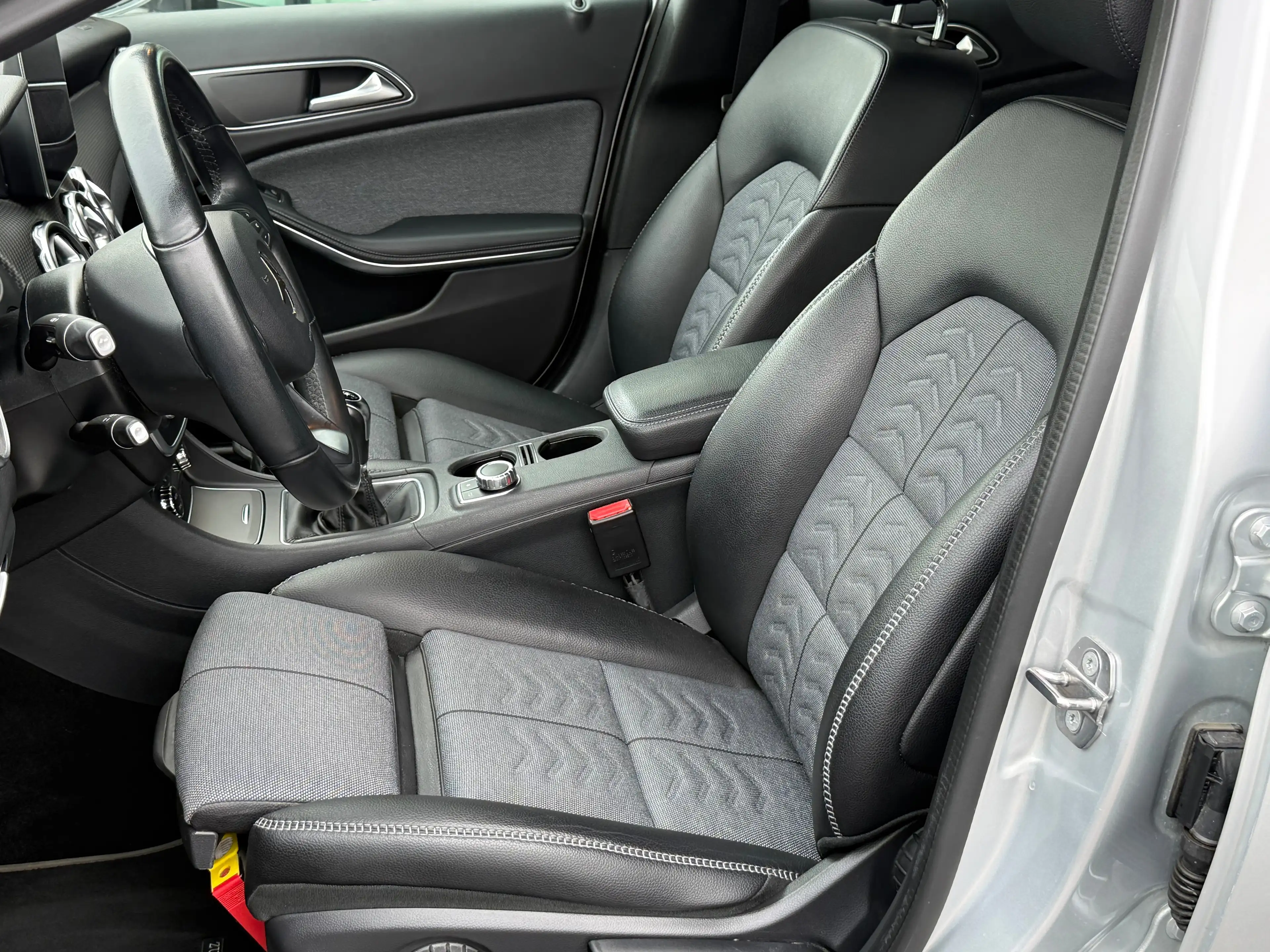 Mercedes-Benz GLA 180 I Benzine Luxury line Camera Gps 76000km — photo 8