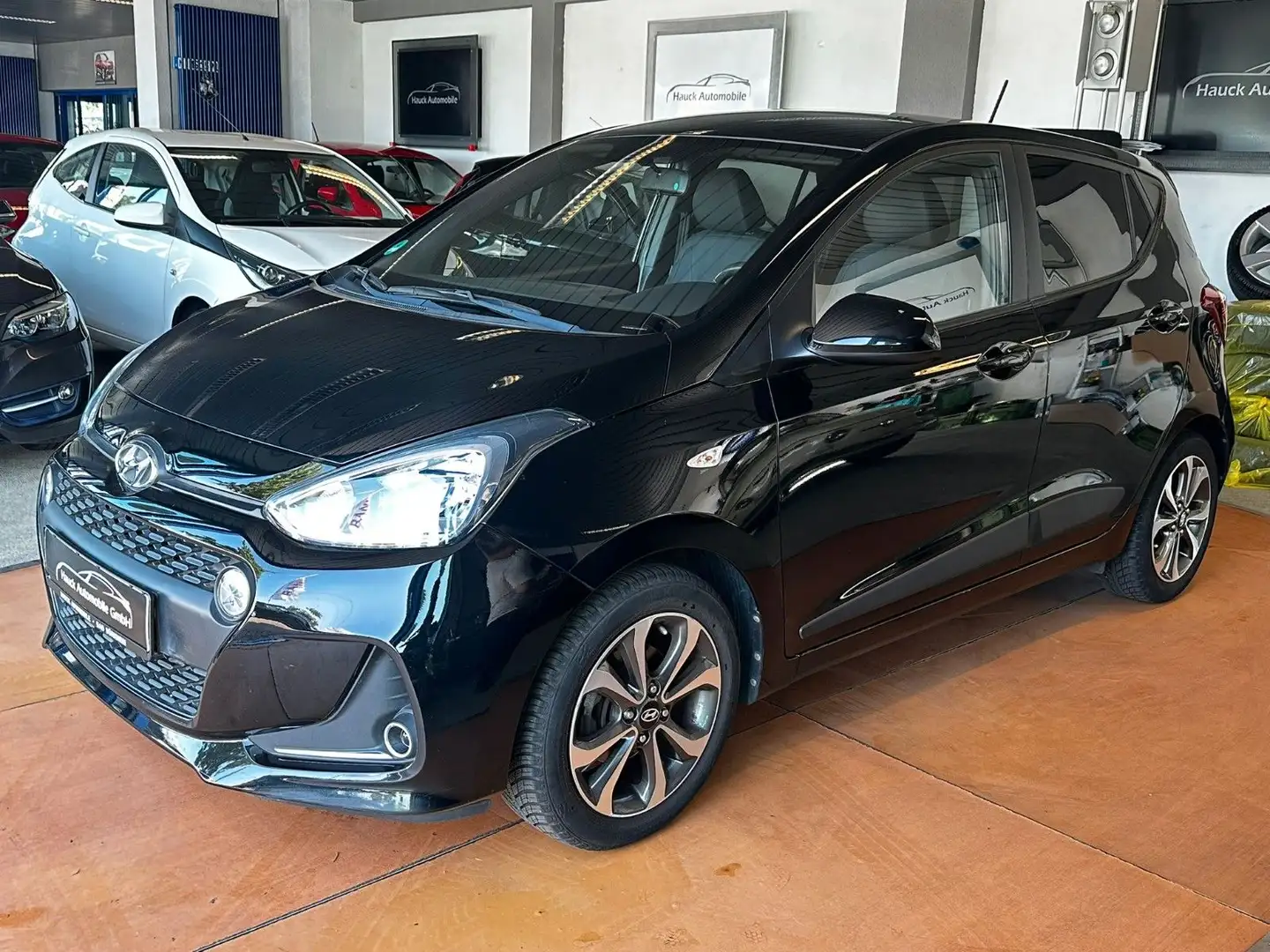 Hyundai i10 Passion+ 1.HAND/NAVI/CARPLAY/SHZ/LENKRAD-HZG Zwart - 1