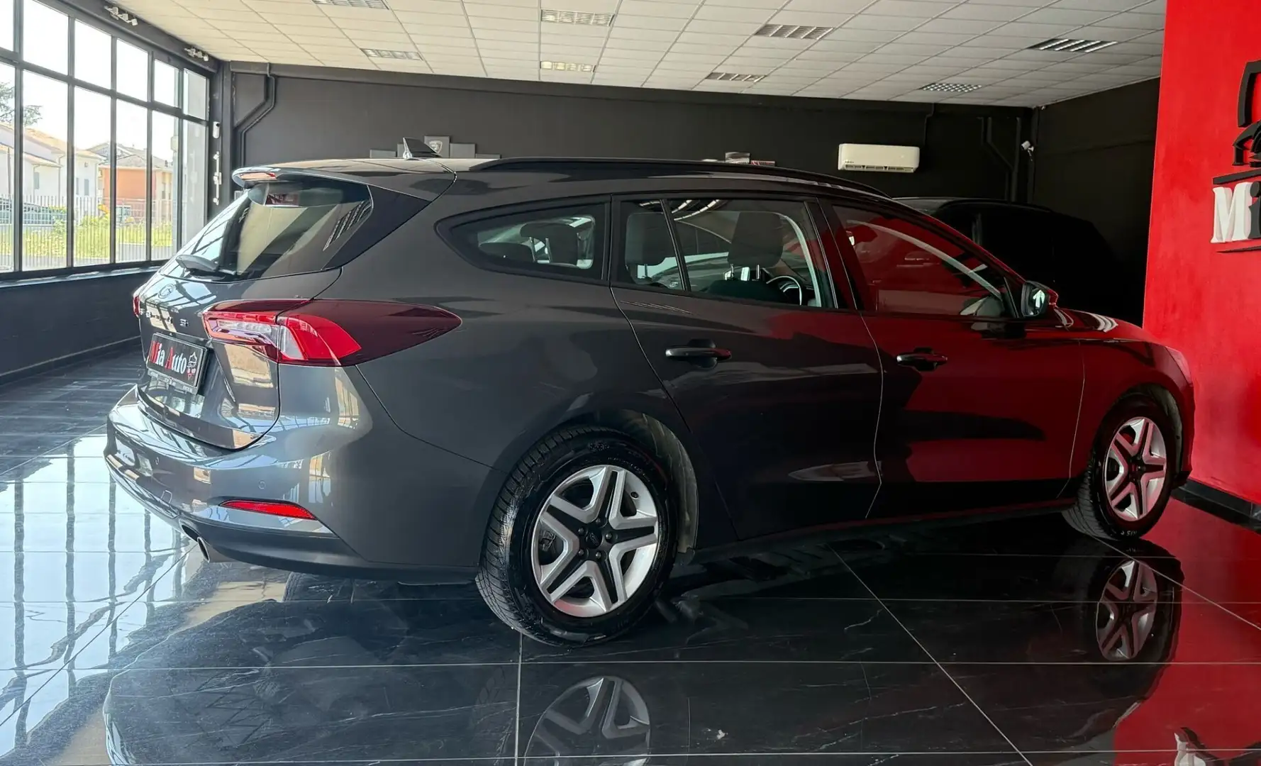 Ford Focus 1.5 EcoBlue 120 CV automatico SW Business Grigio - 2