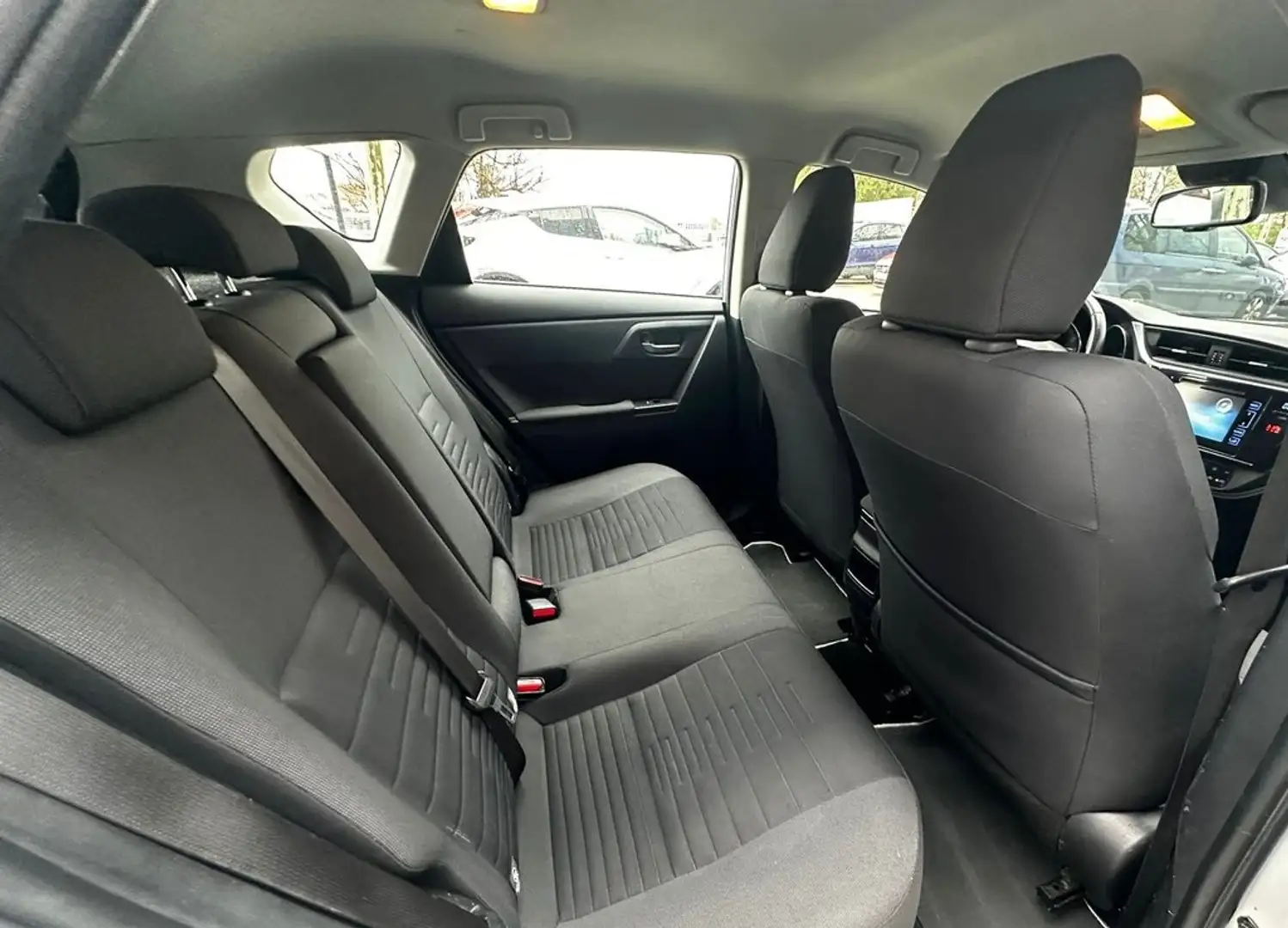 Toyota Auris hybrid 140H Active Weiß - 2