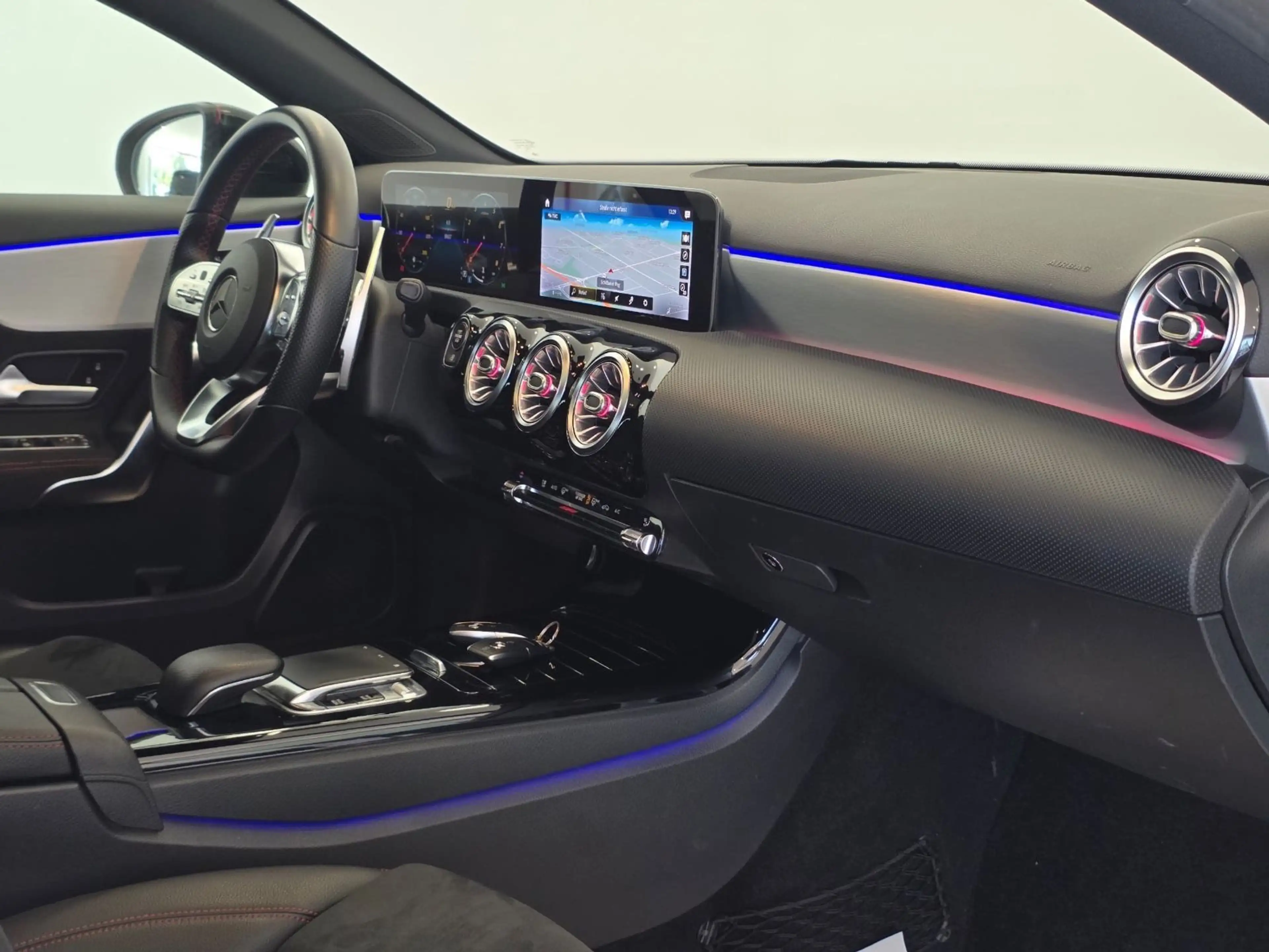 Mercedes-Benz A 200 AMG-Line|PANO|MBUX|AMBIENTE| — photo 9