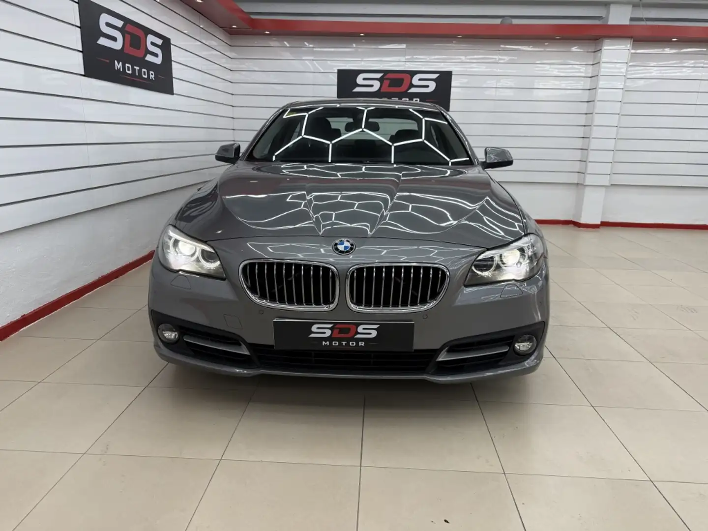 BMW 520 Familiar Automático de Puertas Gris - 2
