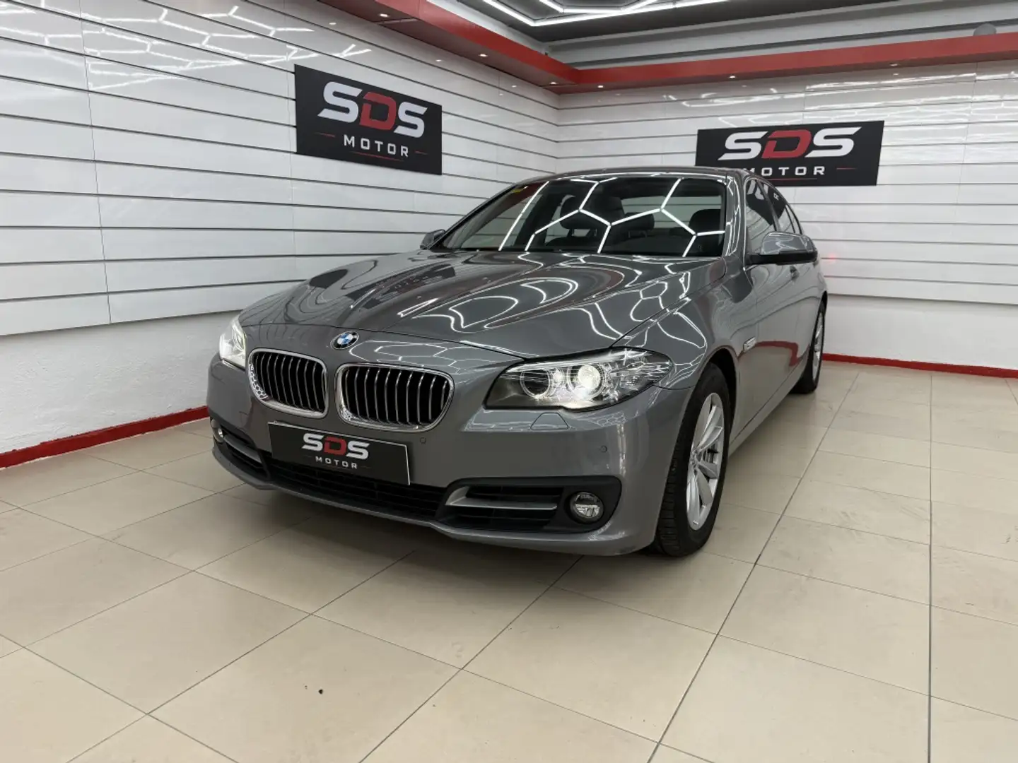 BMW 520 Familiar Automático de Puertas Gris - 1