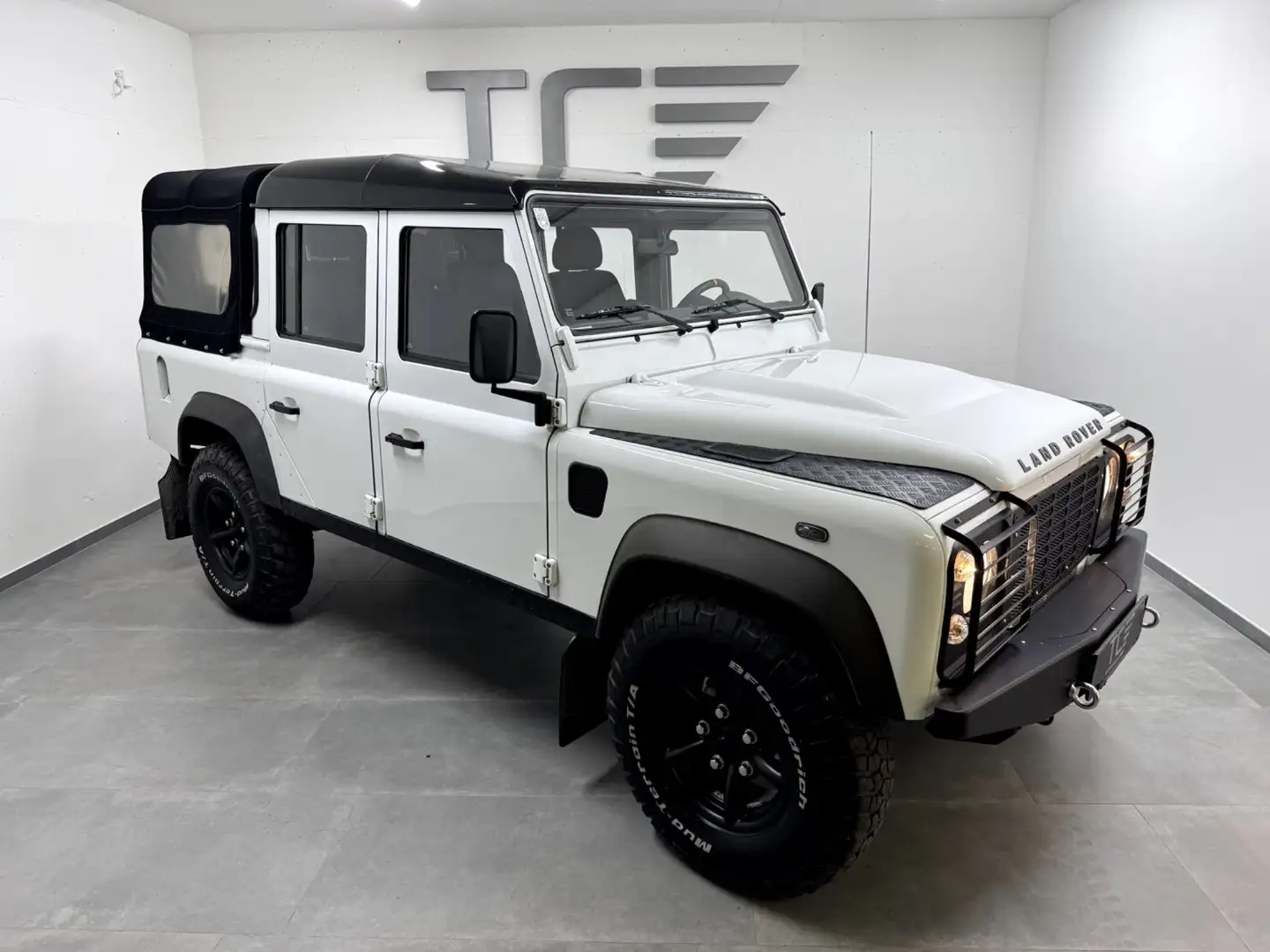 Land Rover Defender 110" Station Wagon S 2,4 TD Weiß - 1