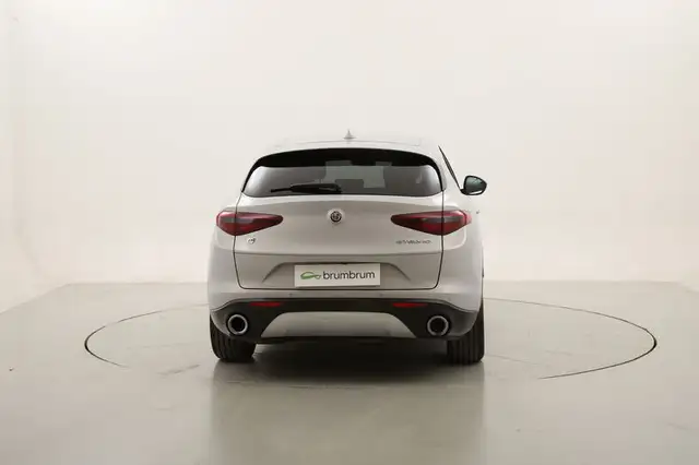 Alfa Romeo Stelvio view 4