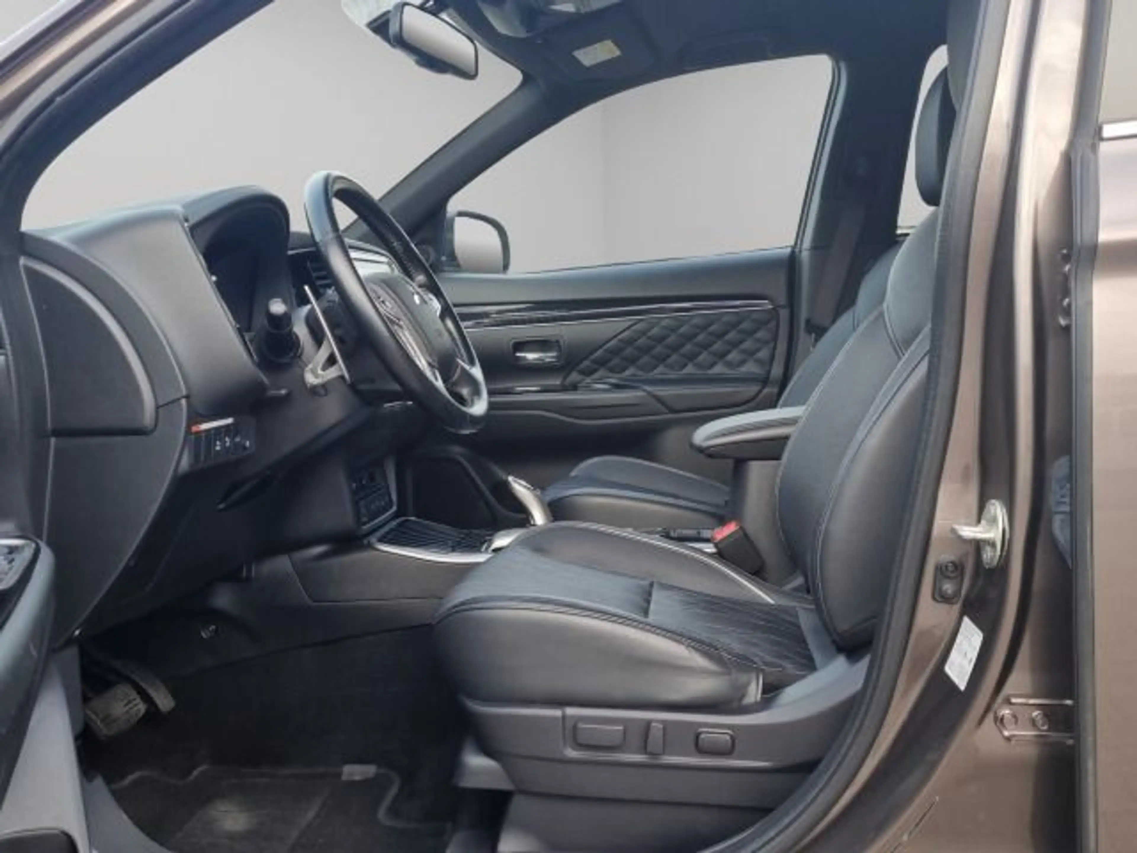 Mitsubishi Outlander 2.4PHEV Plus Spirit 4WD — photo 8