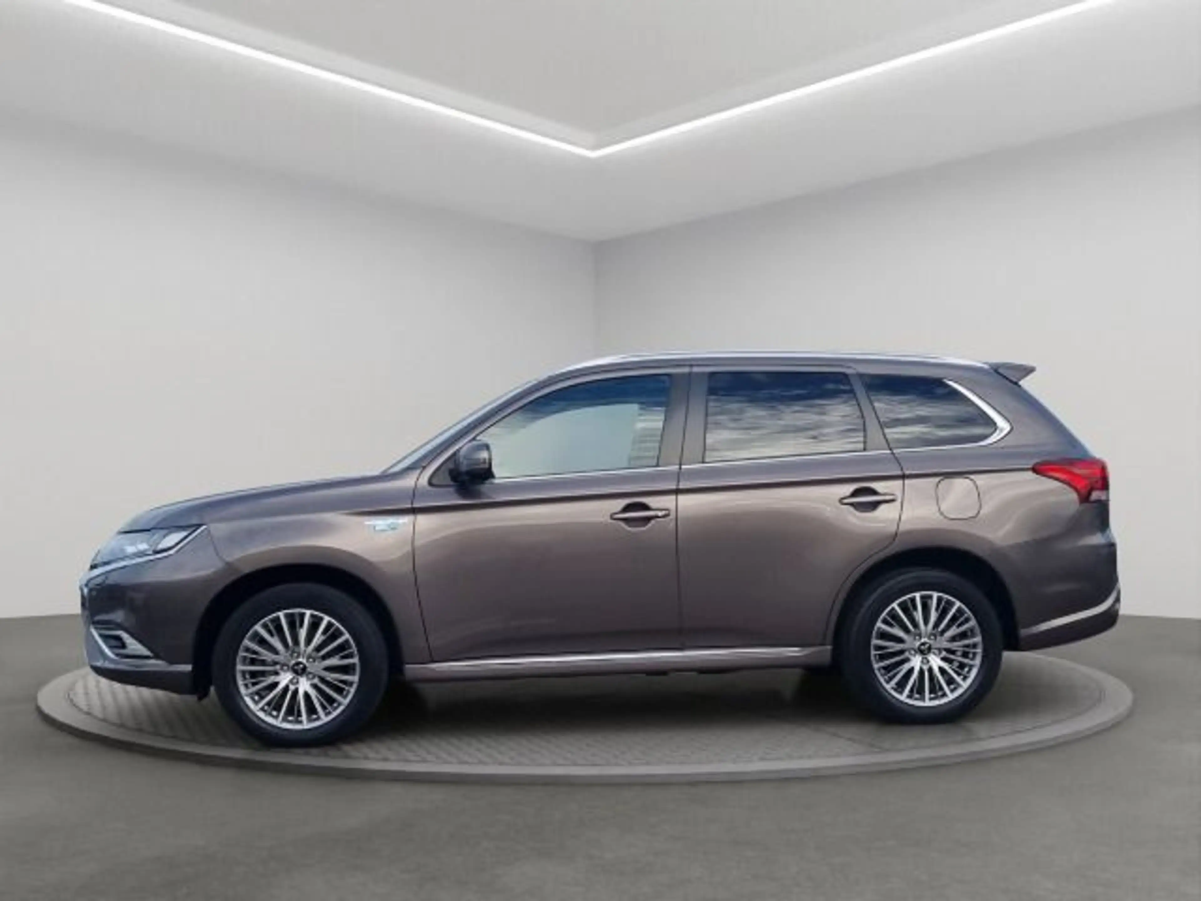 Mitsubishi Outlander 2.4PHEV Plus Spirit 4WD — photo 2