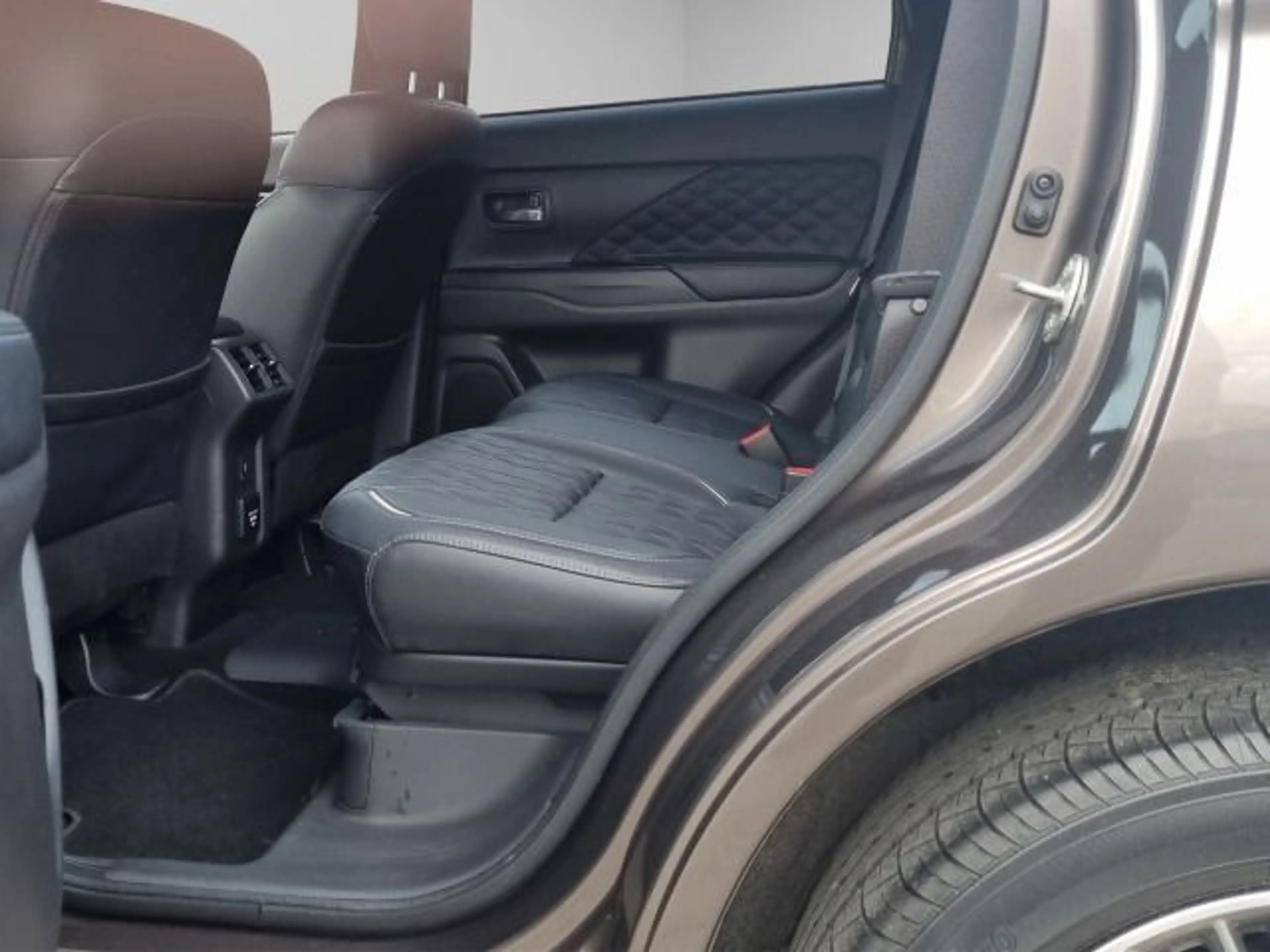 Mitsubishi Outlander 2.4PHEV Plus Spirit 4WD — photo 9