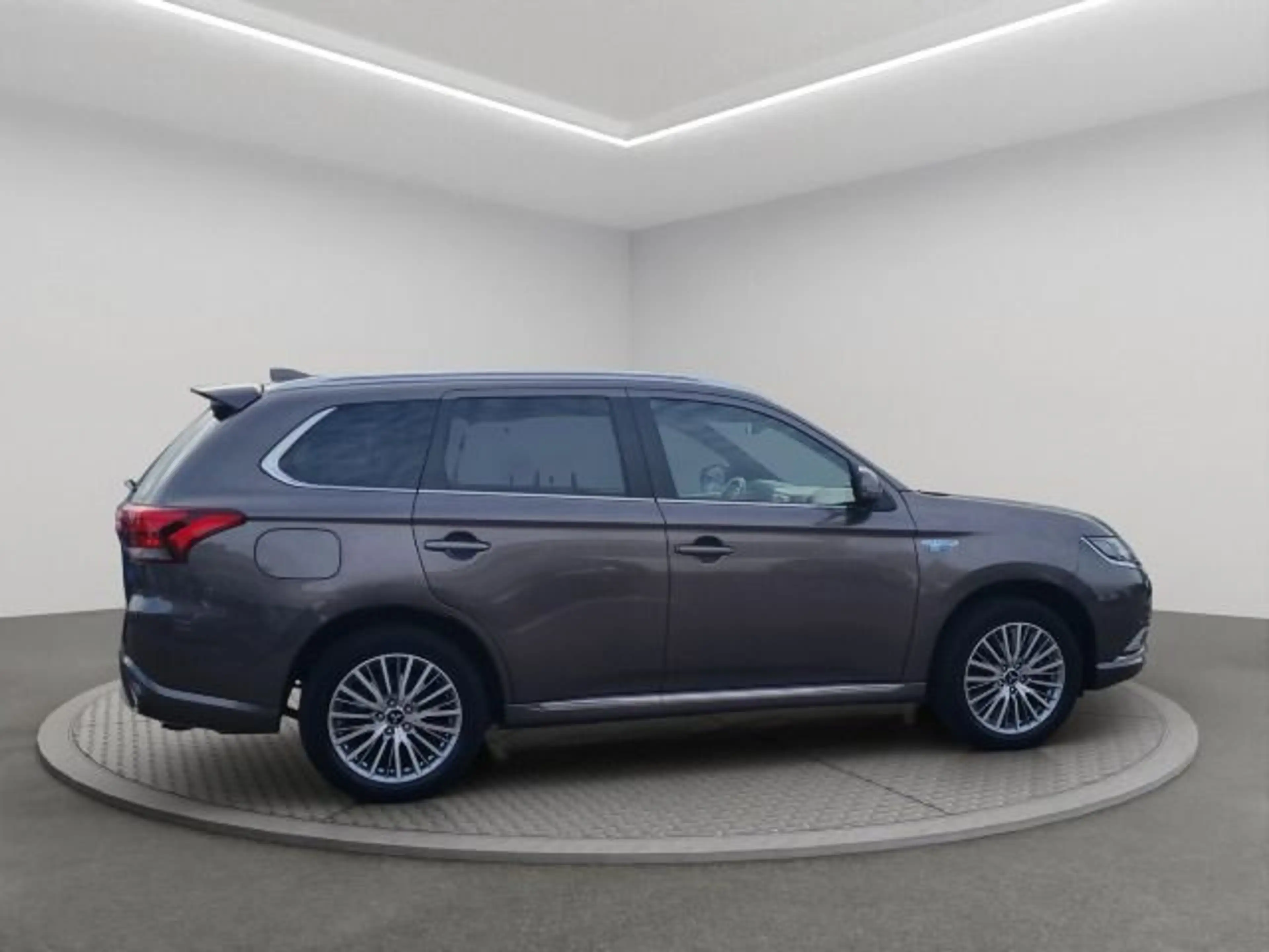 Mitsubishi Outlander 2.4PHEV Plus Spirit 4WD — photo 6