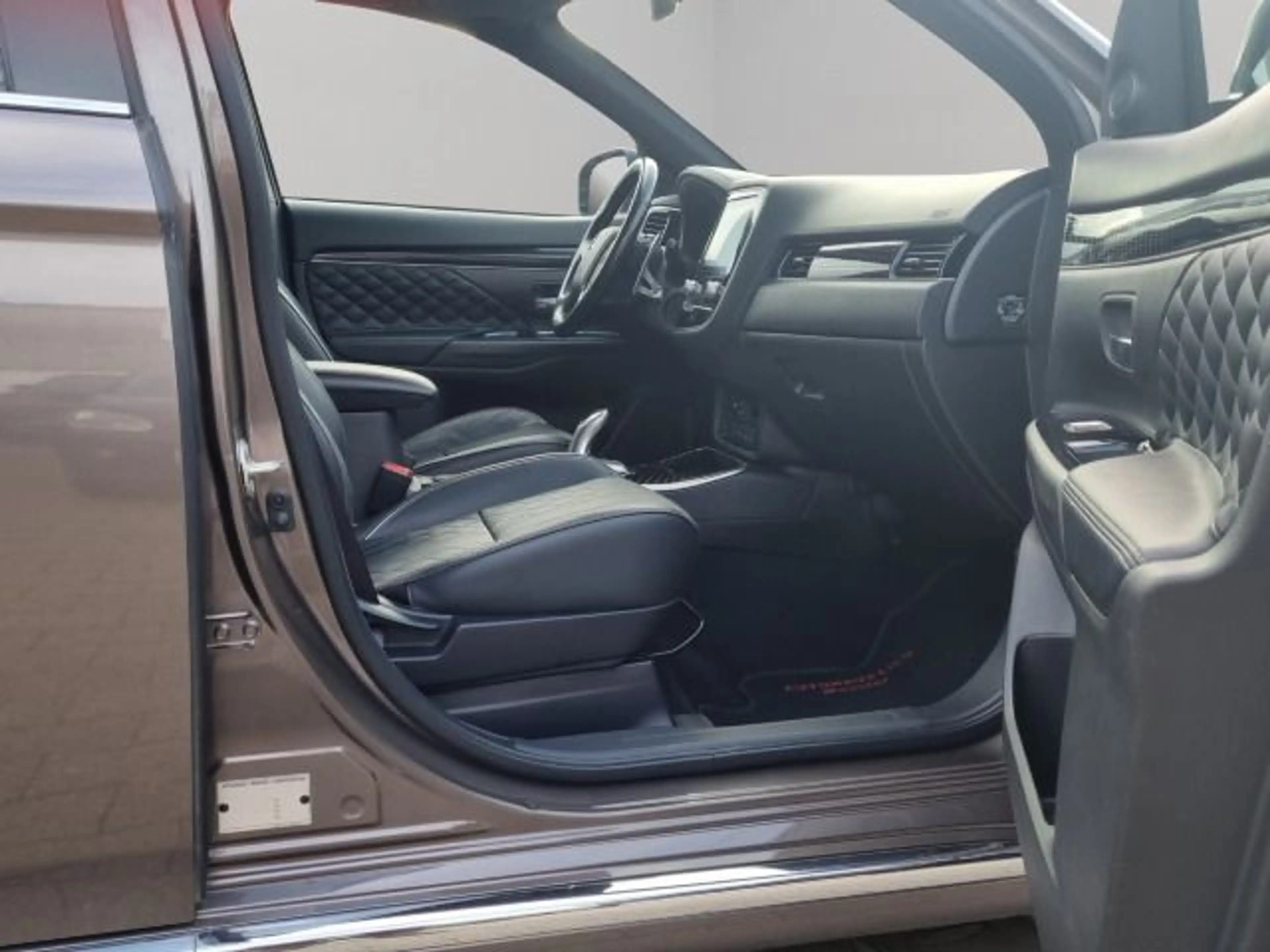 Mitsubishi Outlander 2.4PHEV Plus Spirit 4WD — photo 11
