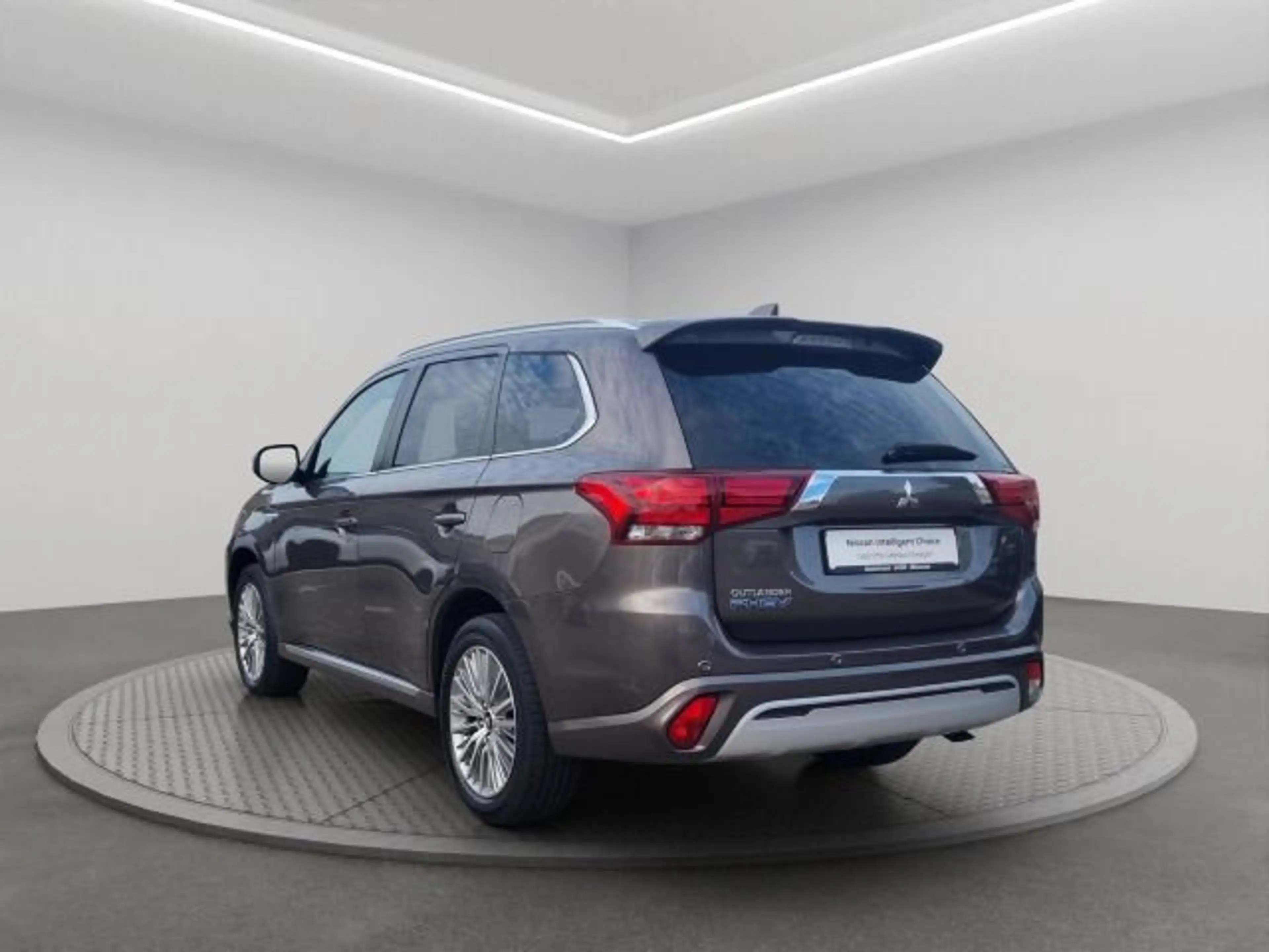 Mitsubishi Outlander 2.4PHEV Plus Spirit 4WD — photo 3