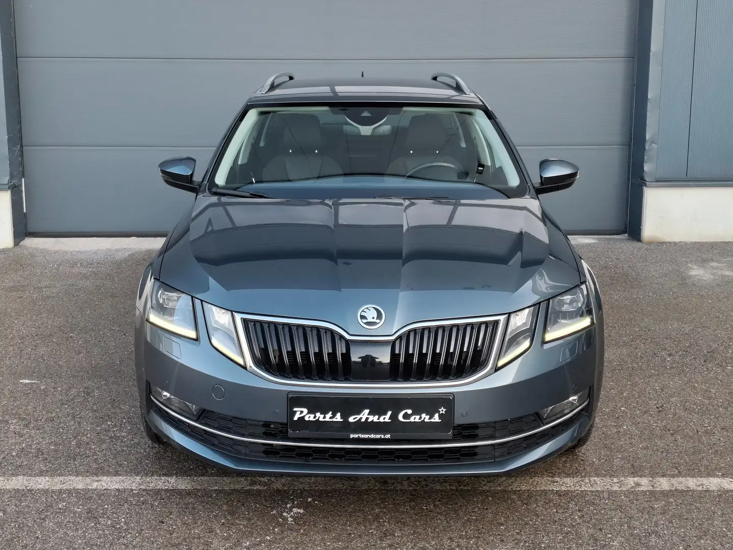 Skoda Octavia 2,0TDI VOLL DSG LED AHK STD.HZG MWST Grau - 2