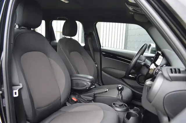 Mini Hatch view 8