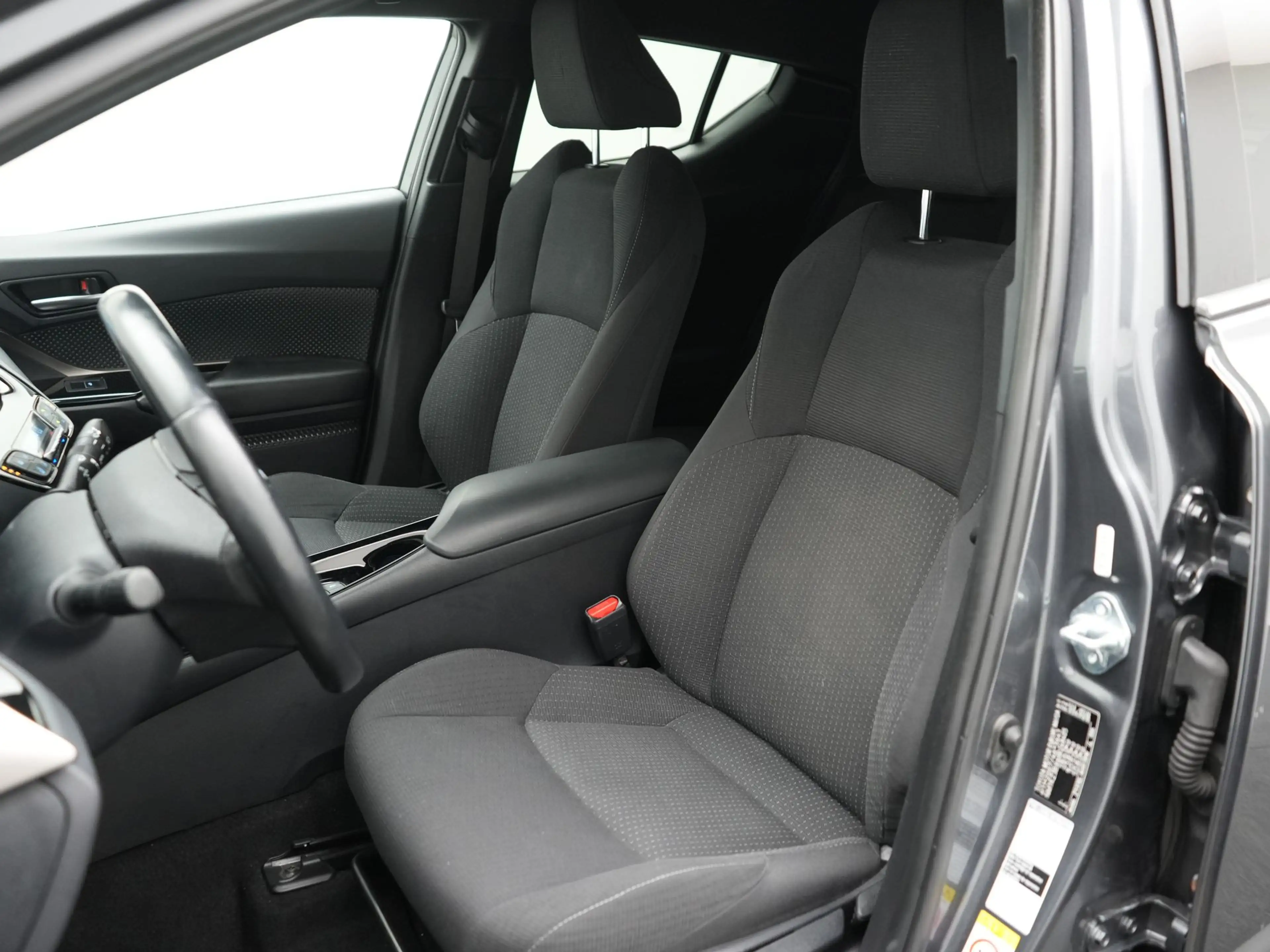 Toyota C-HR 1.8 Hybrid Dynamic — photo 7
