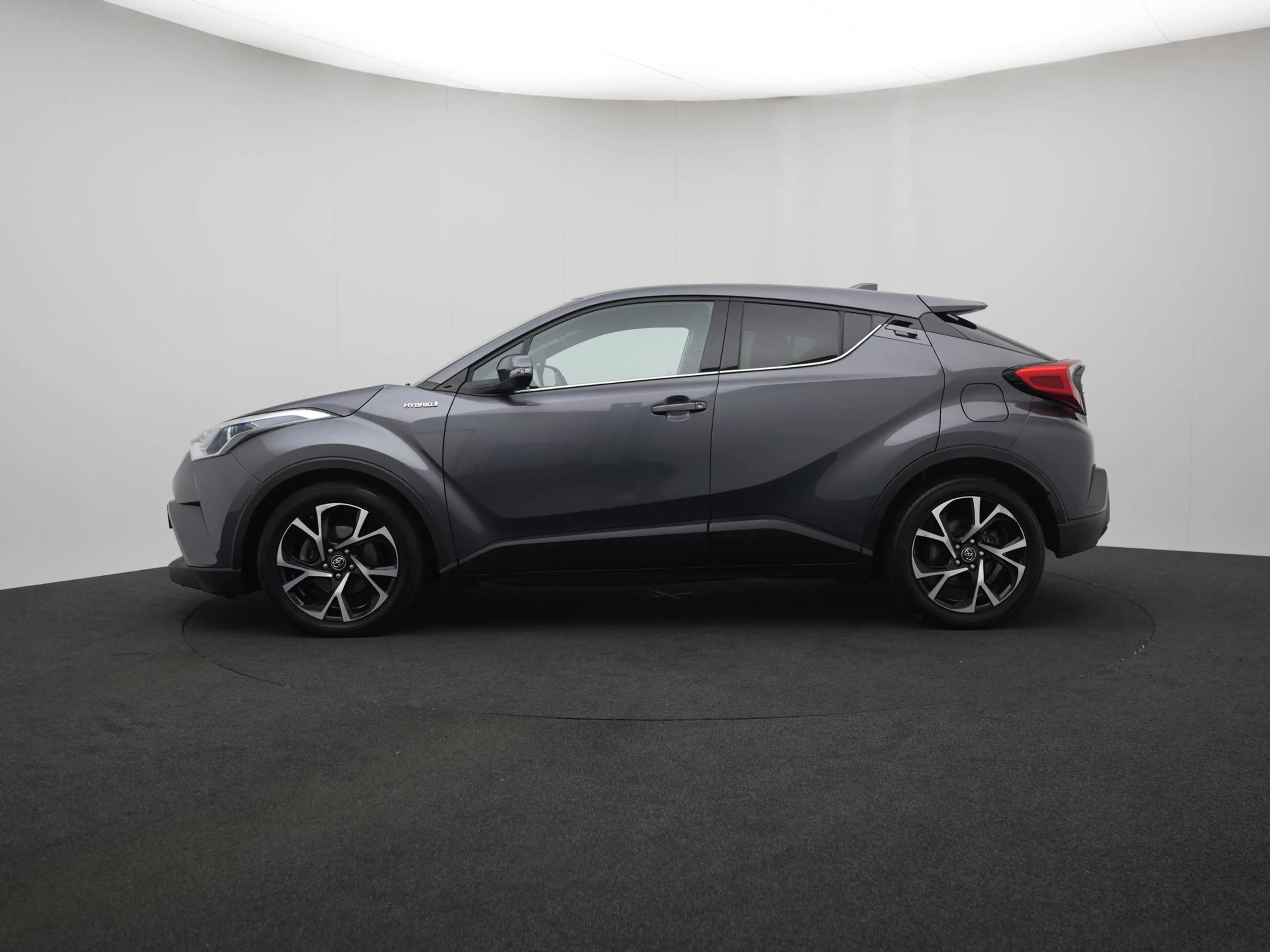 Toyota C-HR 1.8 Hybrid Dynamic — photo 3