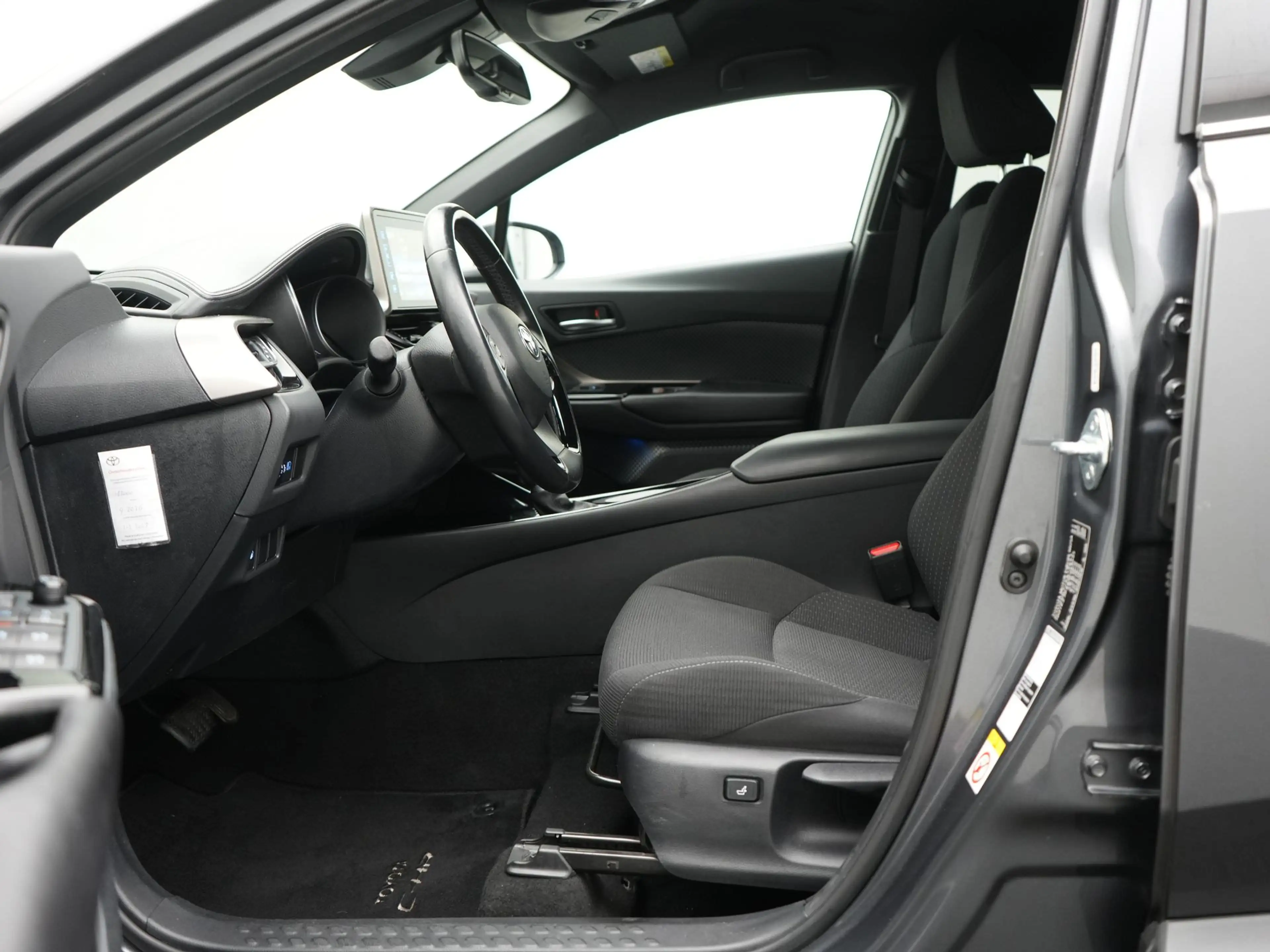Toyota C-HR 1.8 Hybrid Dynamic — photo 6