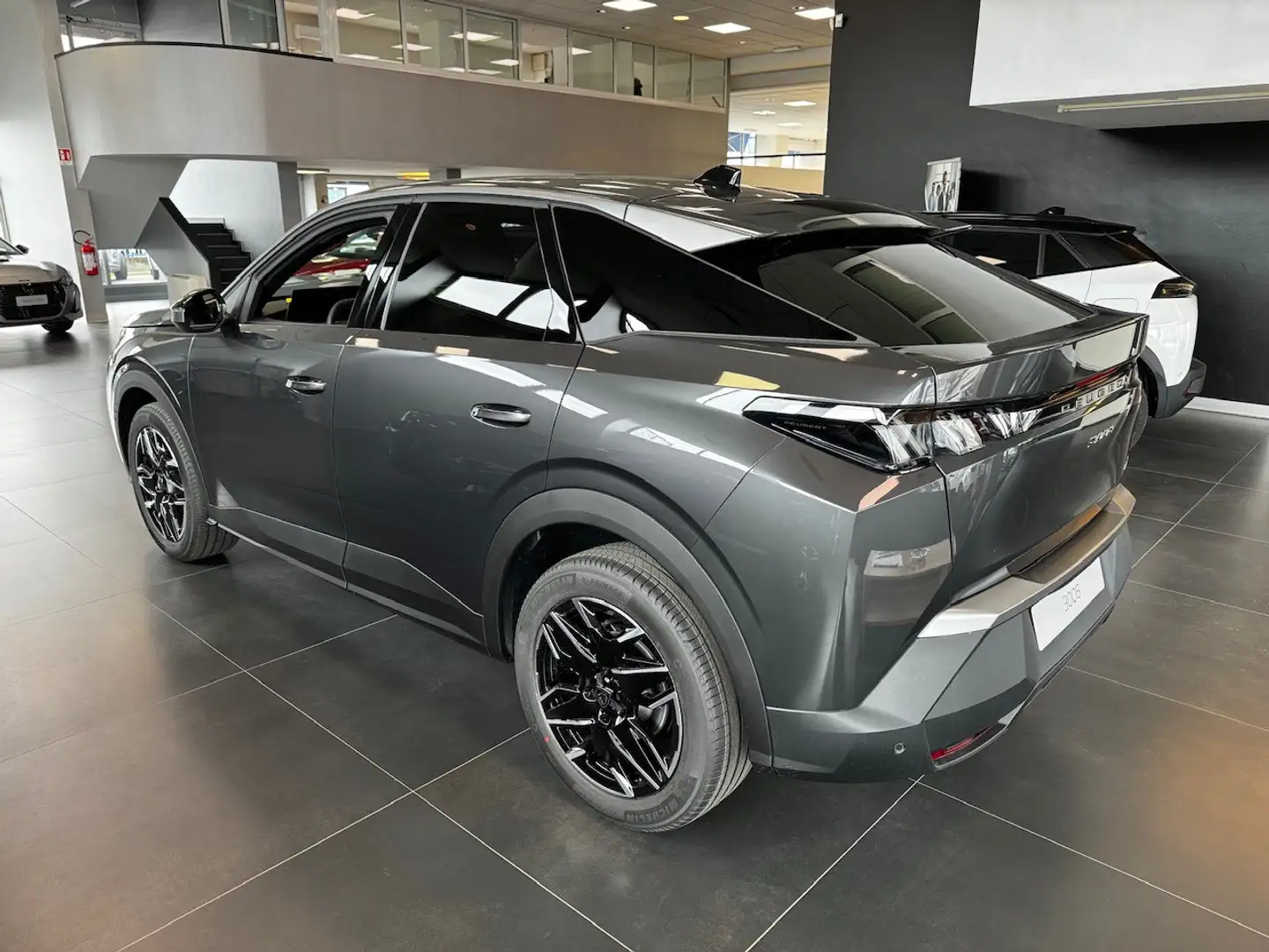 Peugeot 3008 1.2 Hybrid Allure Grau - 2