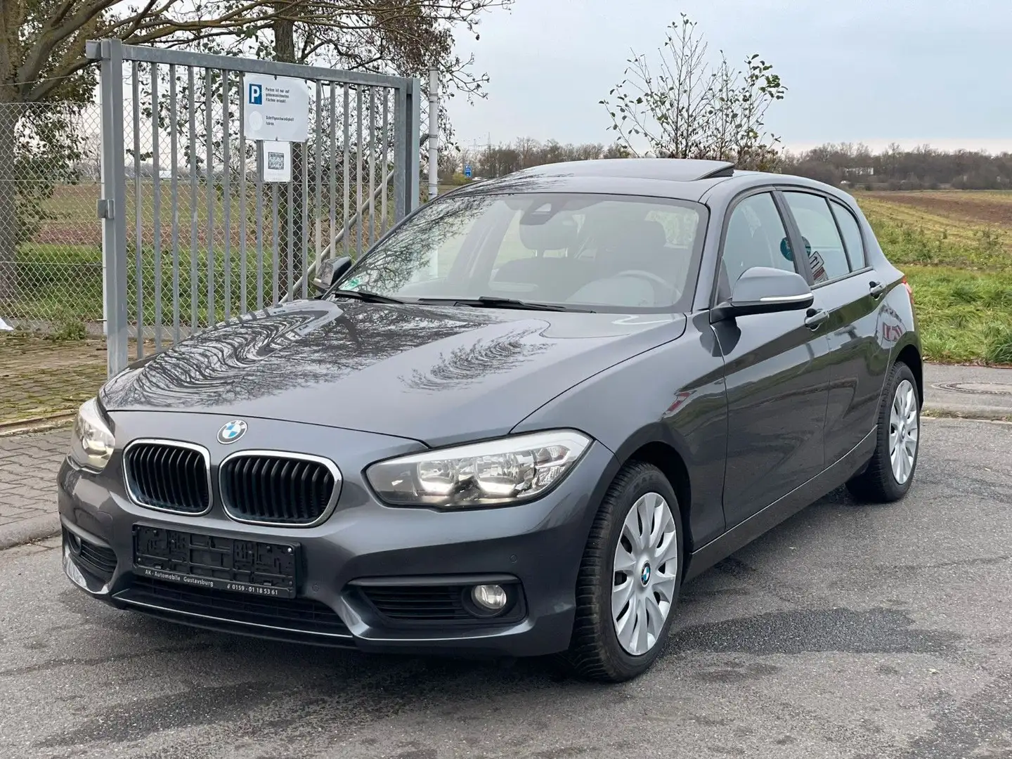 BMW 118 d Automatik Navi PDC AHK SH S-Dach Grau - 1