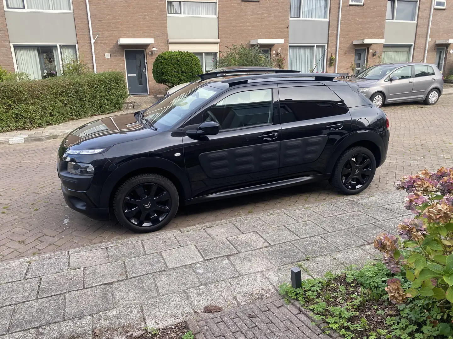 Citroen C4 Cactus 1.2 PureTech Shine Zwart - 1
