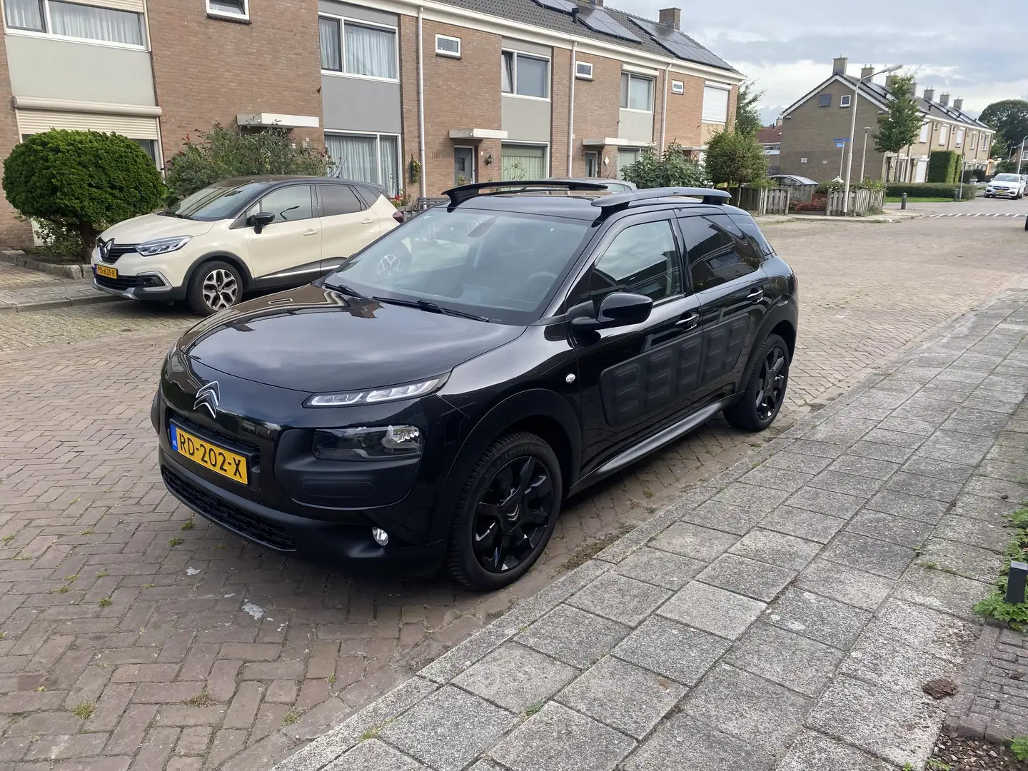 Citroen C4 Cactus 1.2 PureTech Shine Zwart - 2