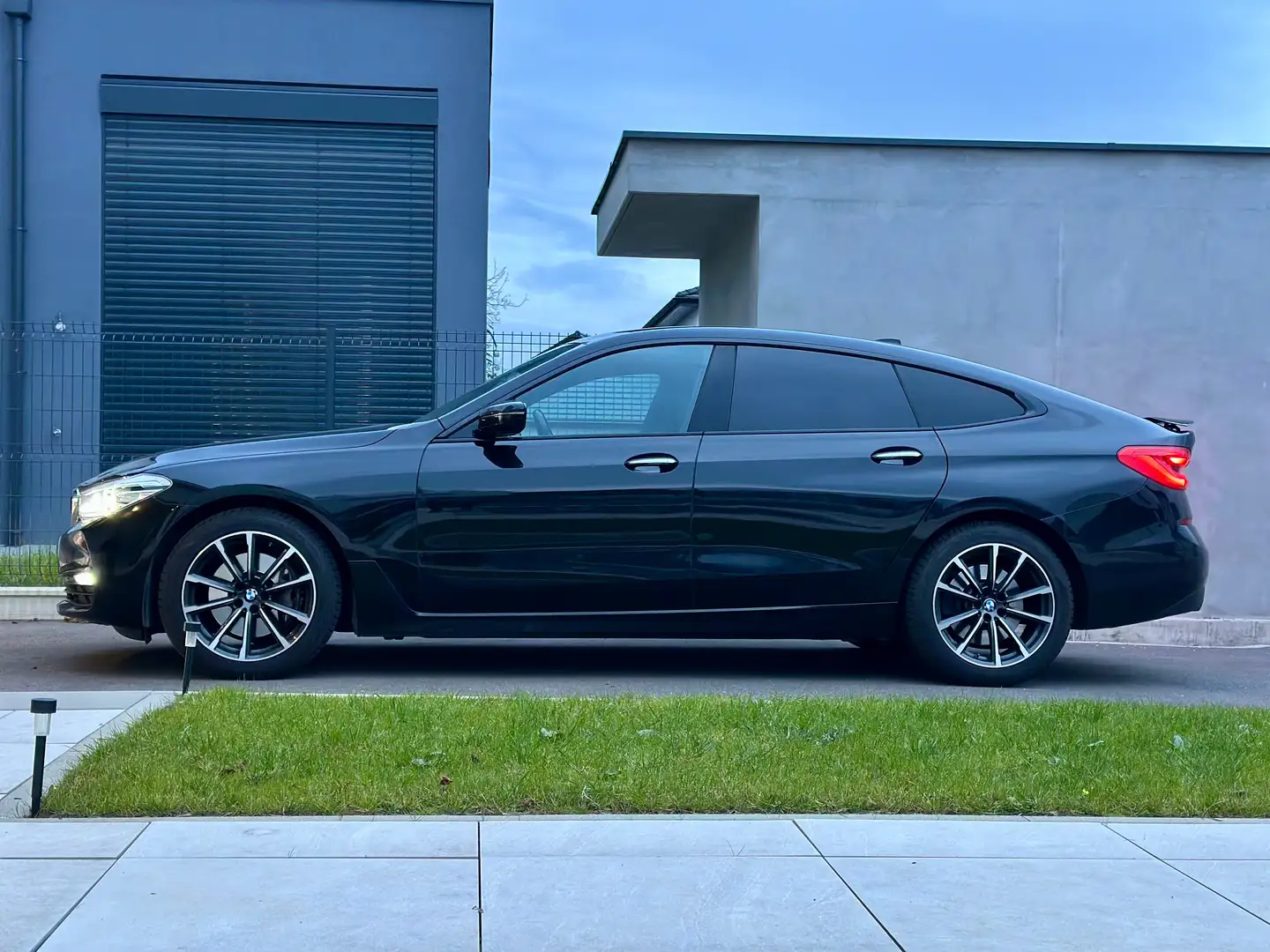 BMW 630 GT 630d xDrive Pano Navi Kamera Shadow Sport Line crna - 1