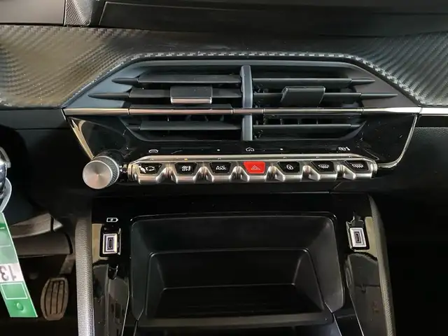 Peugeot 208 view 11