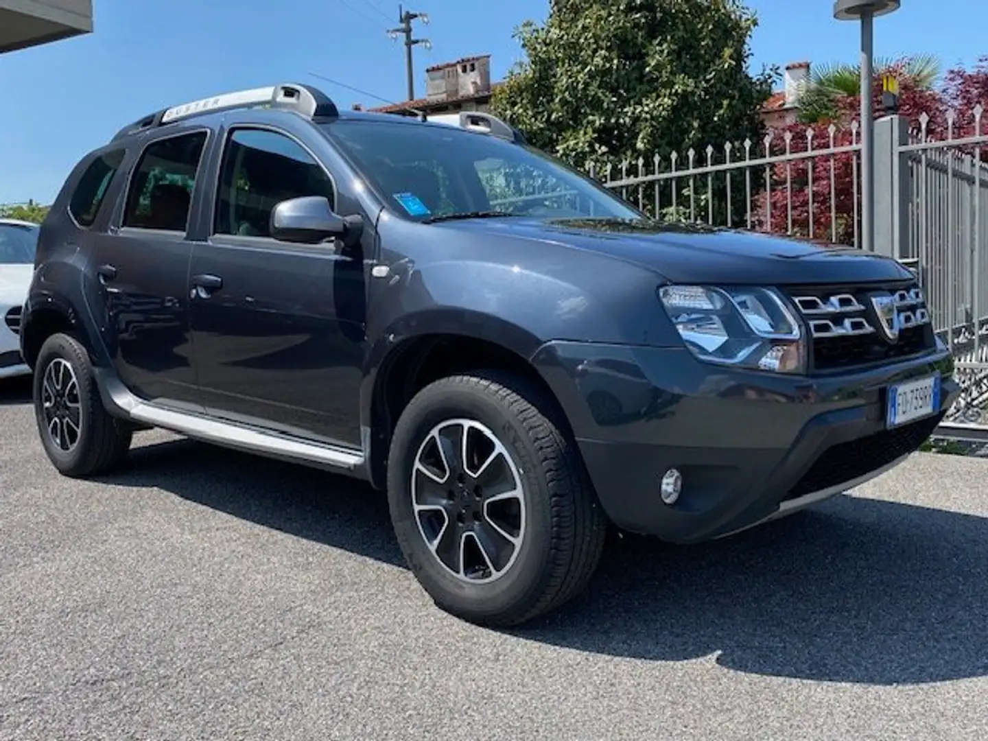 Dacia Duster Duster 1.6 Laureate 4x2 s Gris - 1