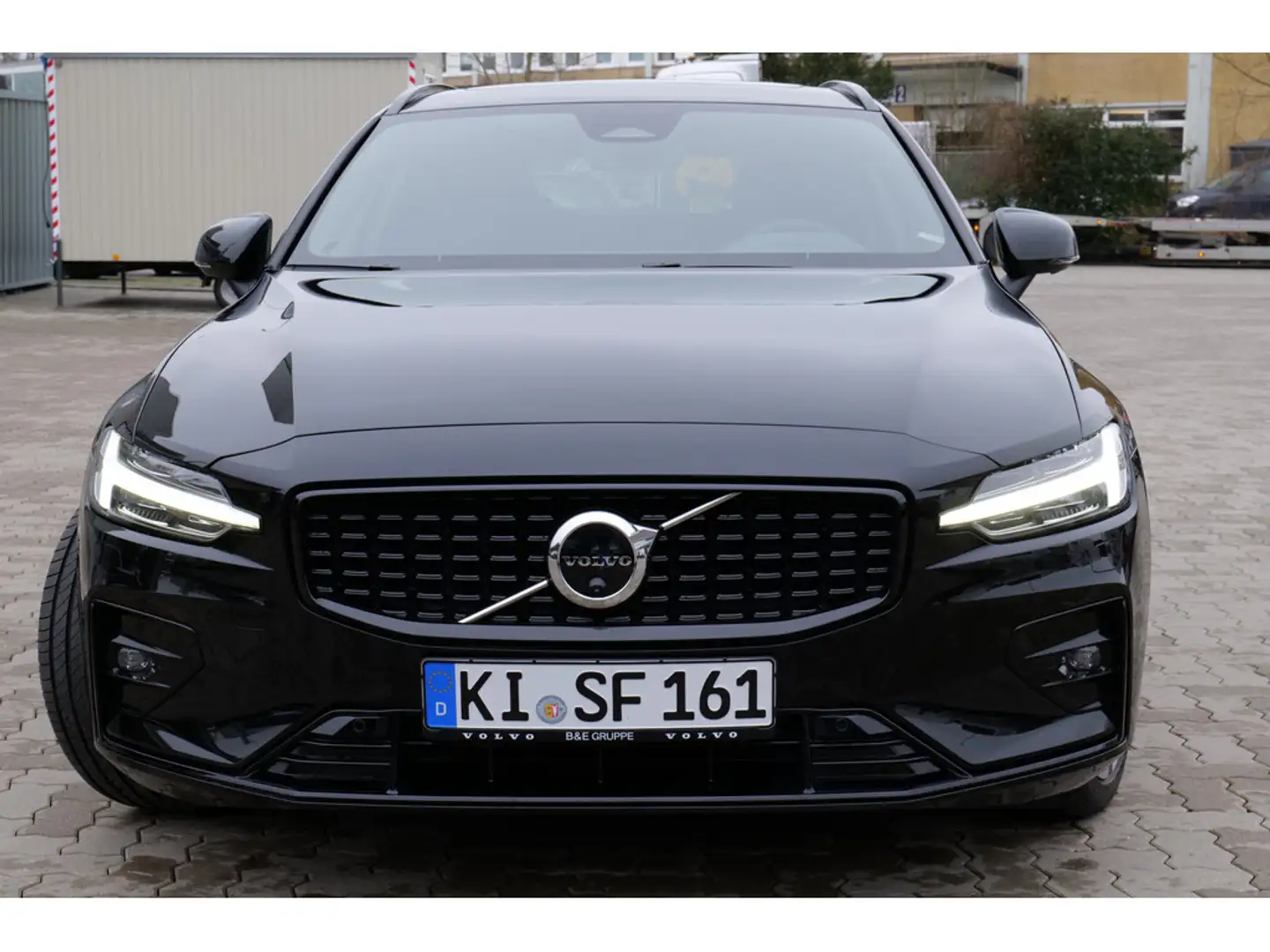 Volvo V60 B4 Automatik Plus Dark ACC LED PANO 360° Schwarz - 2