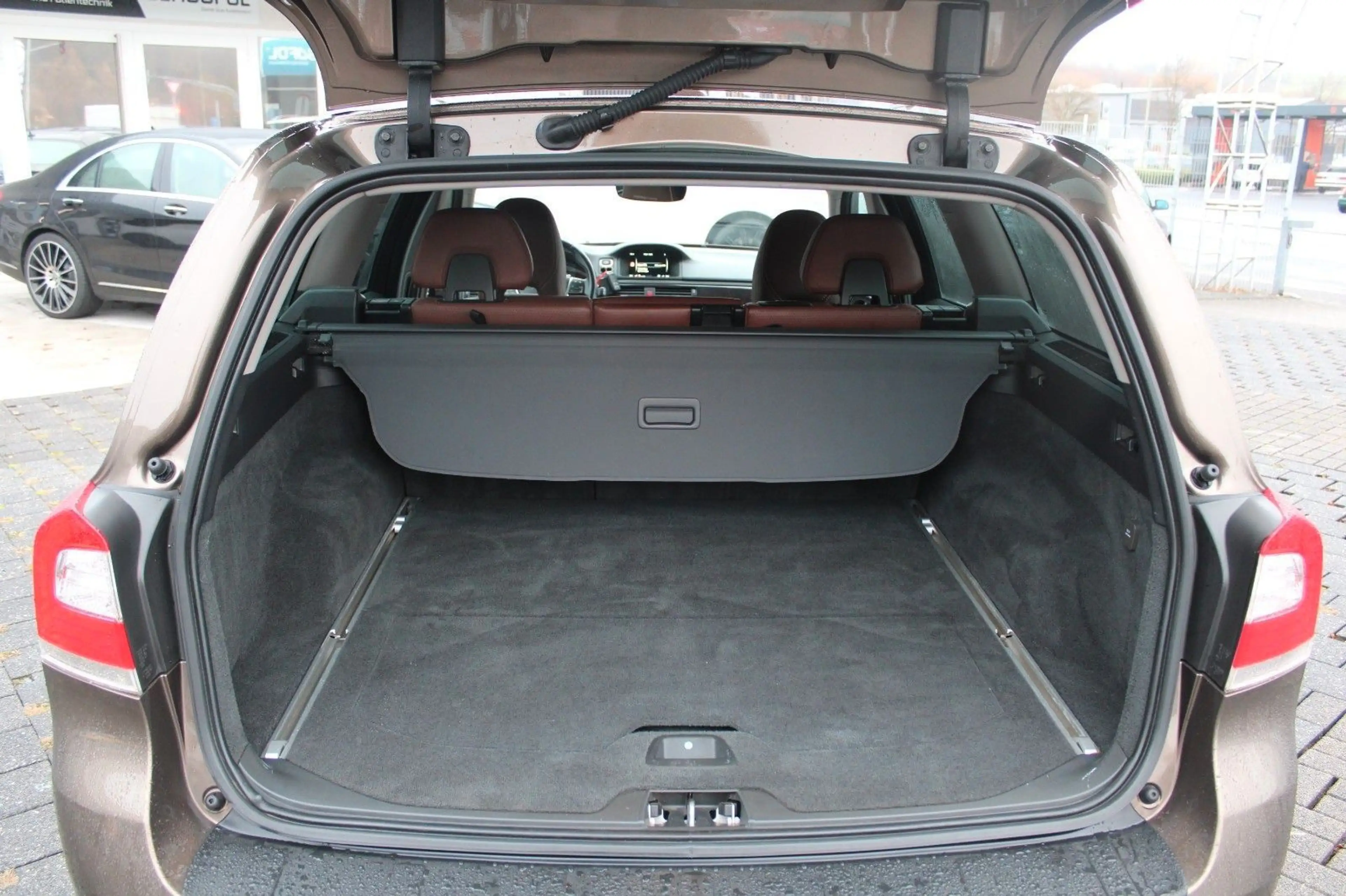 Volvo V70 Kombi D4 Inscription/Auto./Leder/Navi/AHK — photo 15