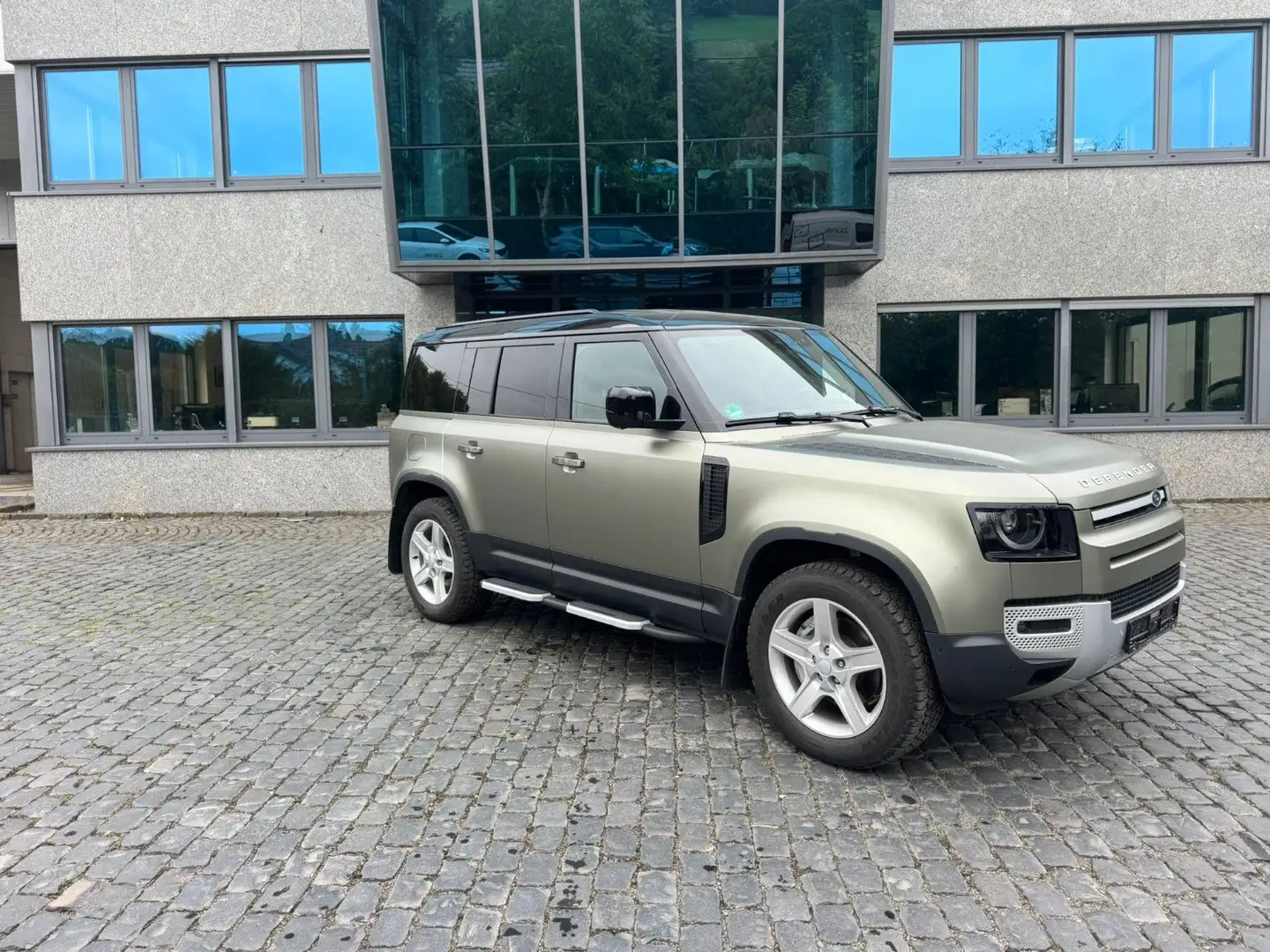 Land Rover Defender 110 Hard Top SE Vert - 2