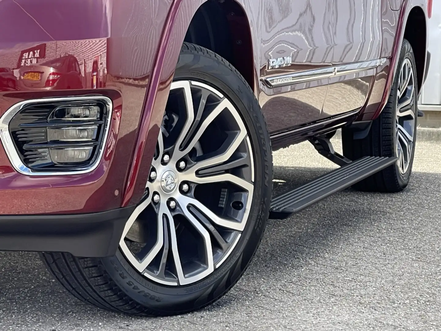 Dodge RAM 1500 MY2025 BPM VRIJ 4x4 Crew Cab Tungsten Rood - 2
