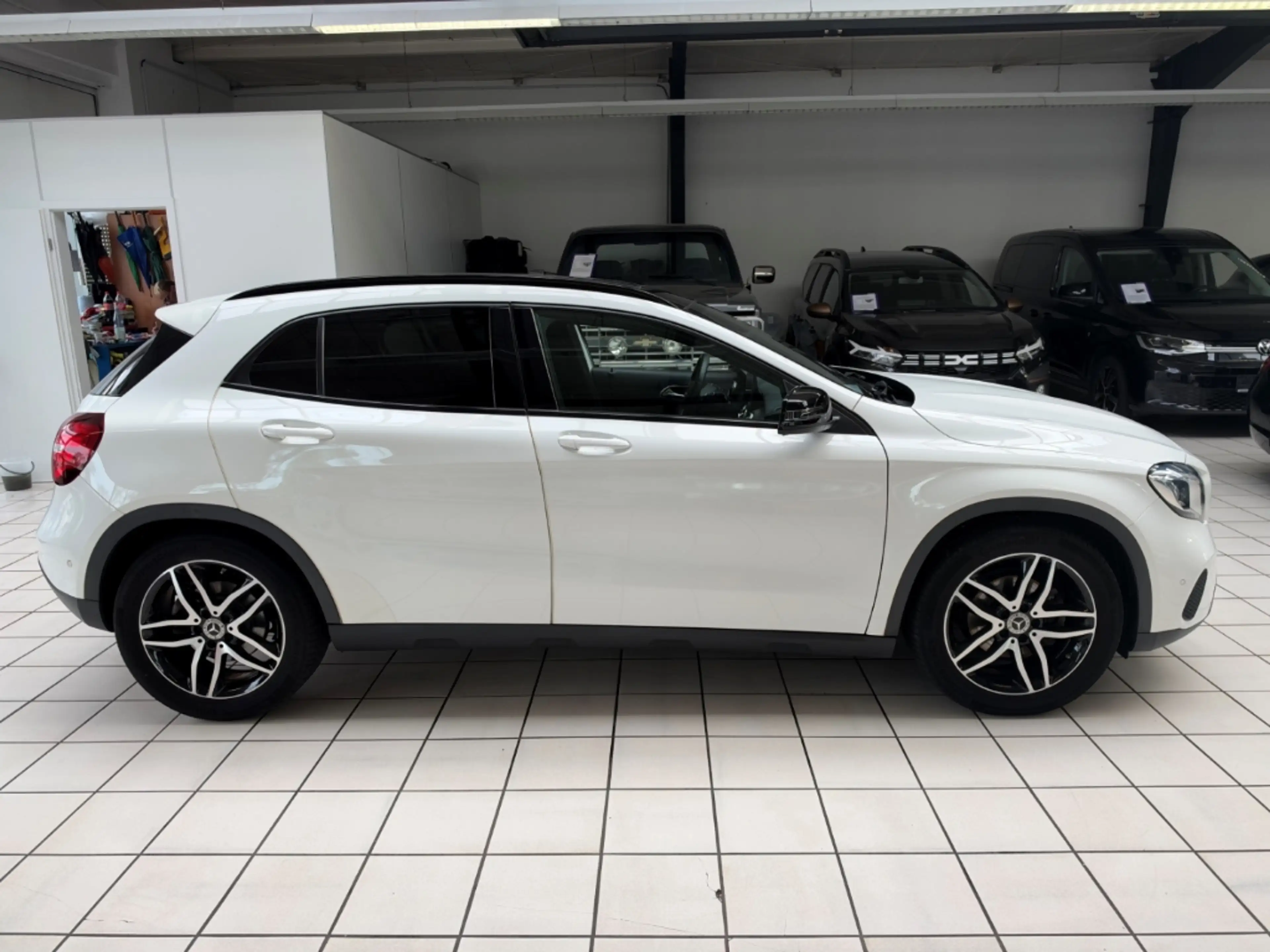 Mercedes-Benz GLA 180 Urban Panorama Sportsitze Automatik — photo 4