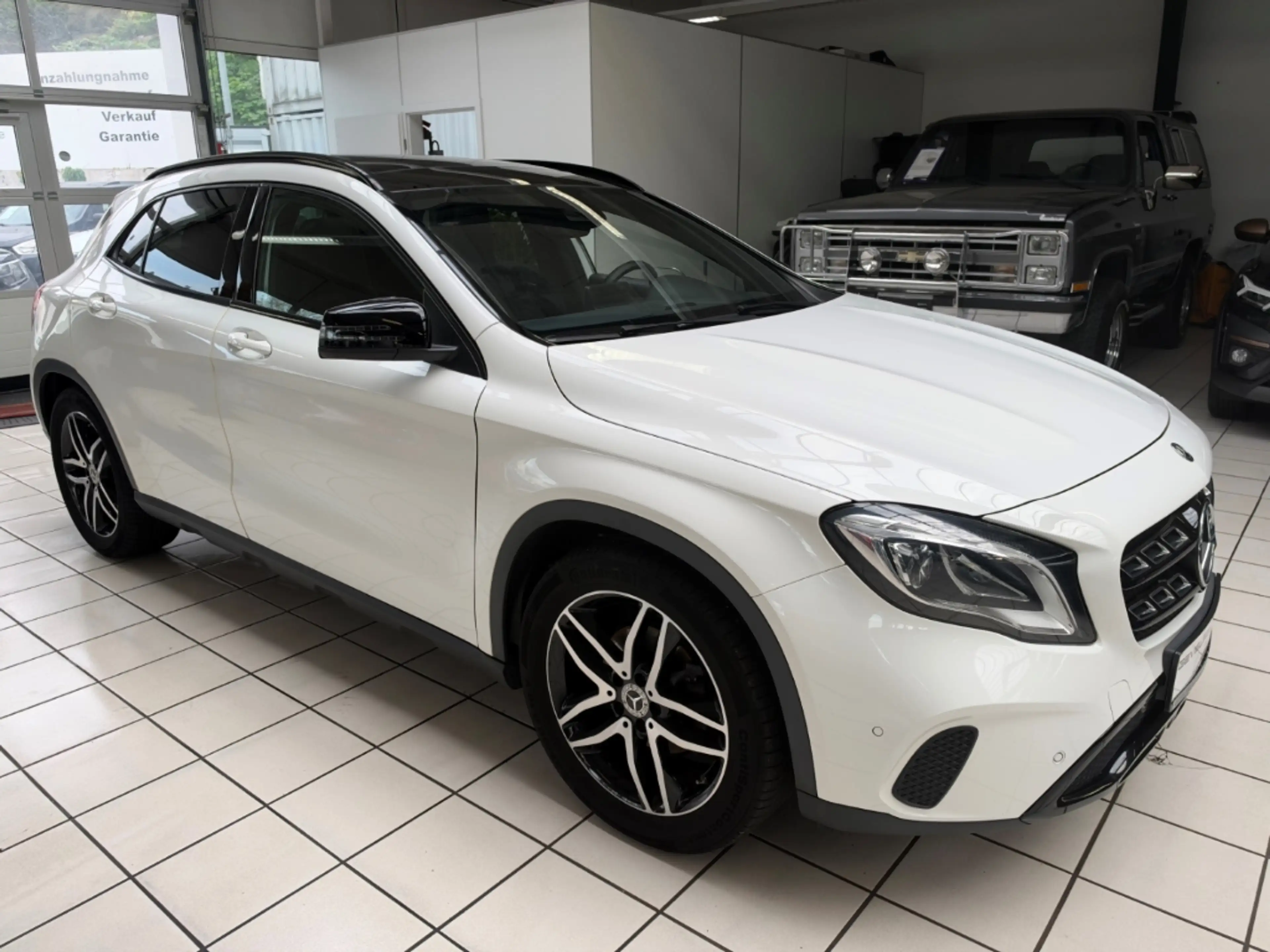 Mercedes-Benz GLA 180 Urban Panorama Sportsitze Automatik — photo 3