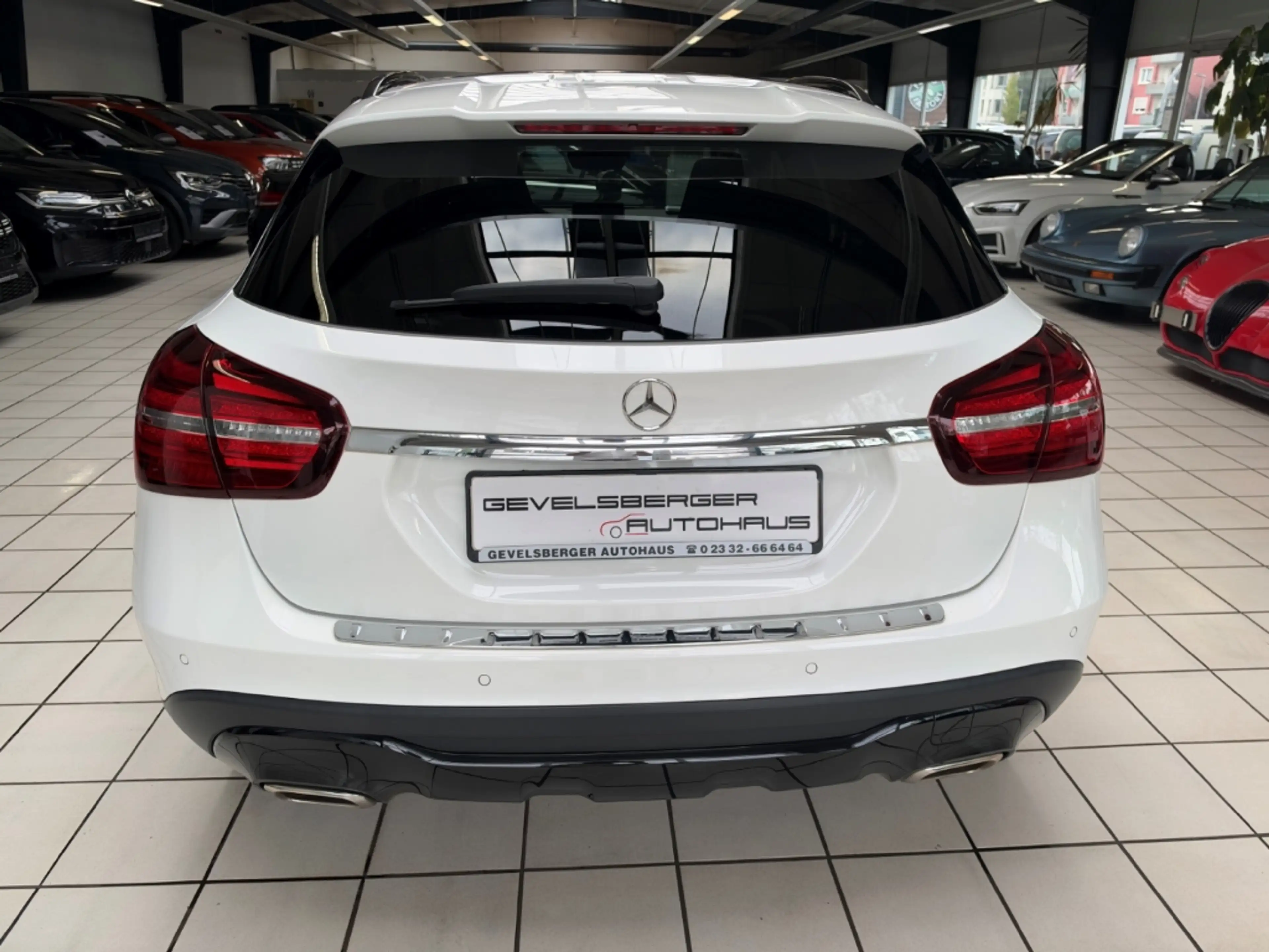 Mercedes-Benz GLA 180 Urban Panorama Sportsitze Automatik — photo 7