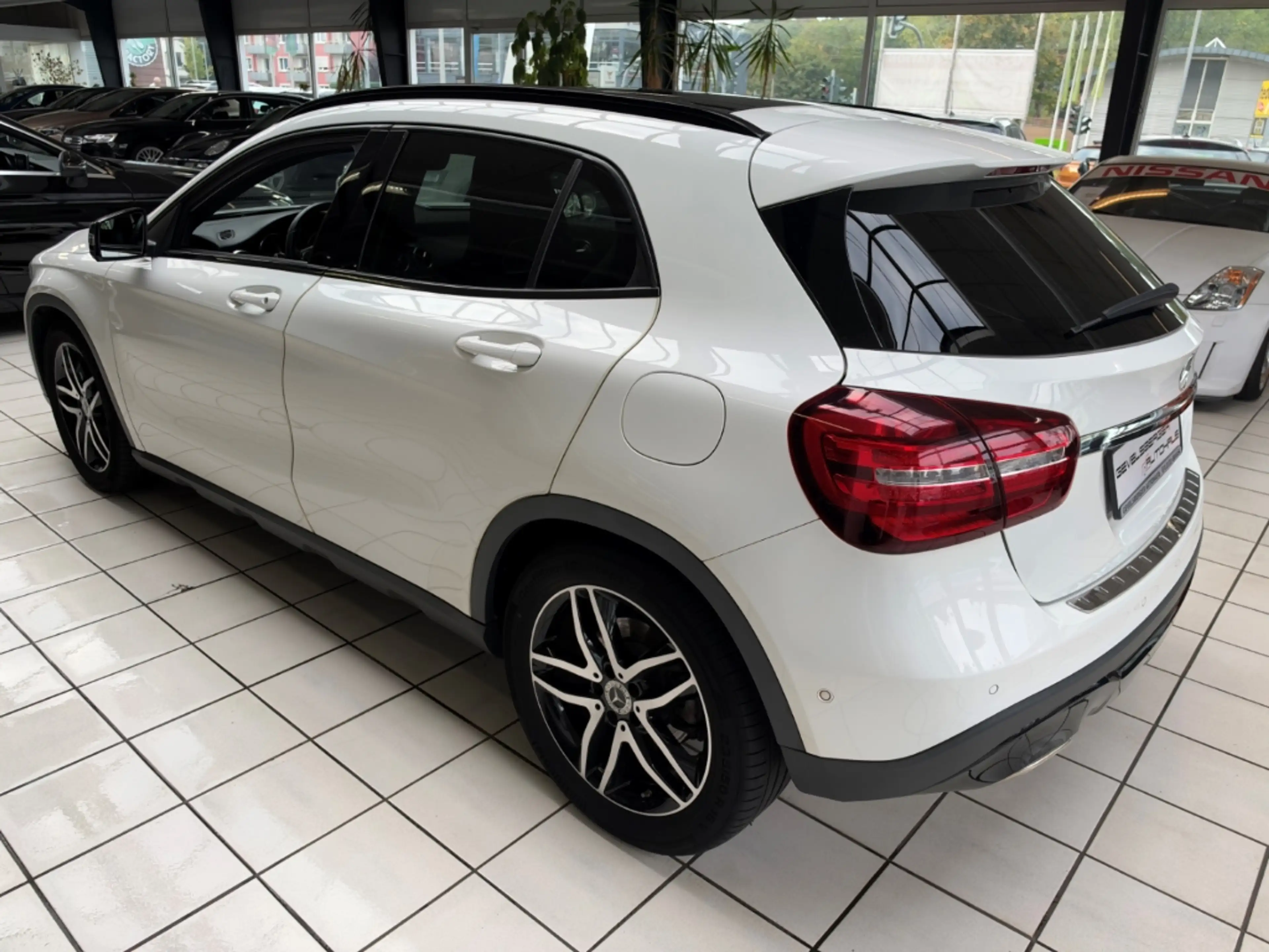 Mercedes-Benz GLA 180 Urban Panorama Sportsitze Automatik — photo 6