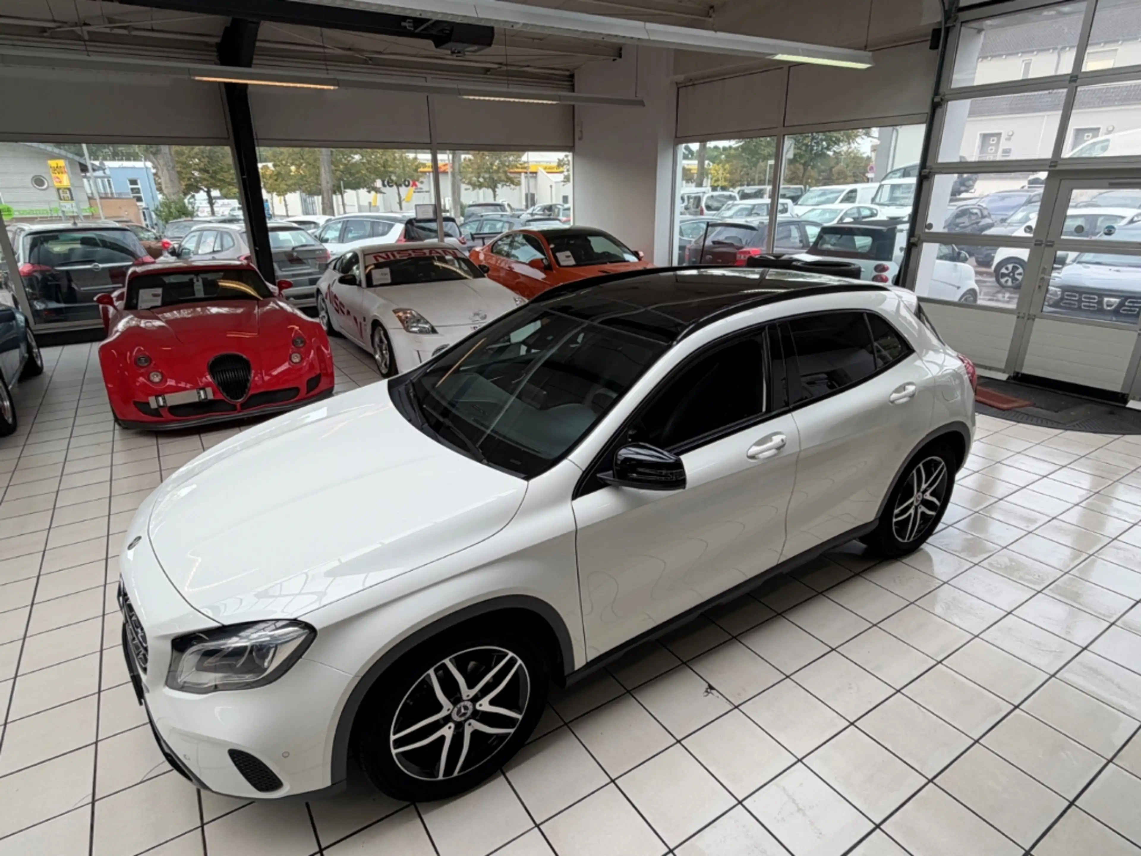 Mercedes-Benz GLA 180 Urban Panorama Sportsitze Automatik — photo 9