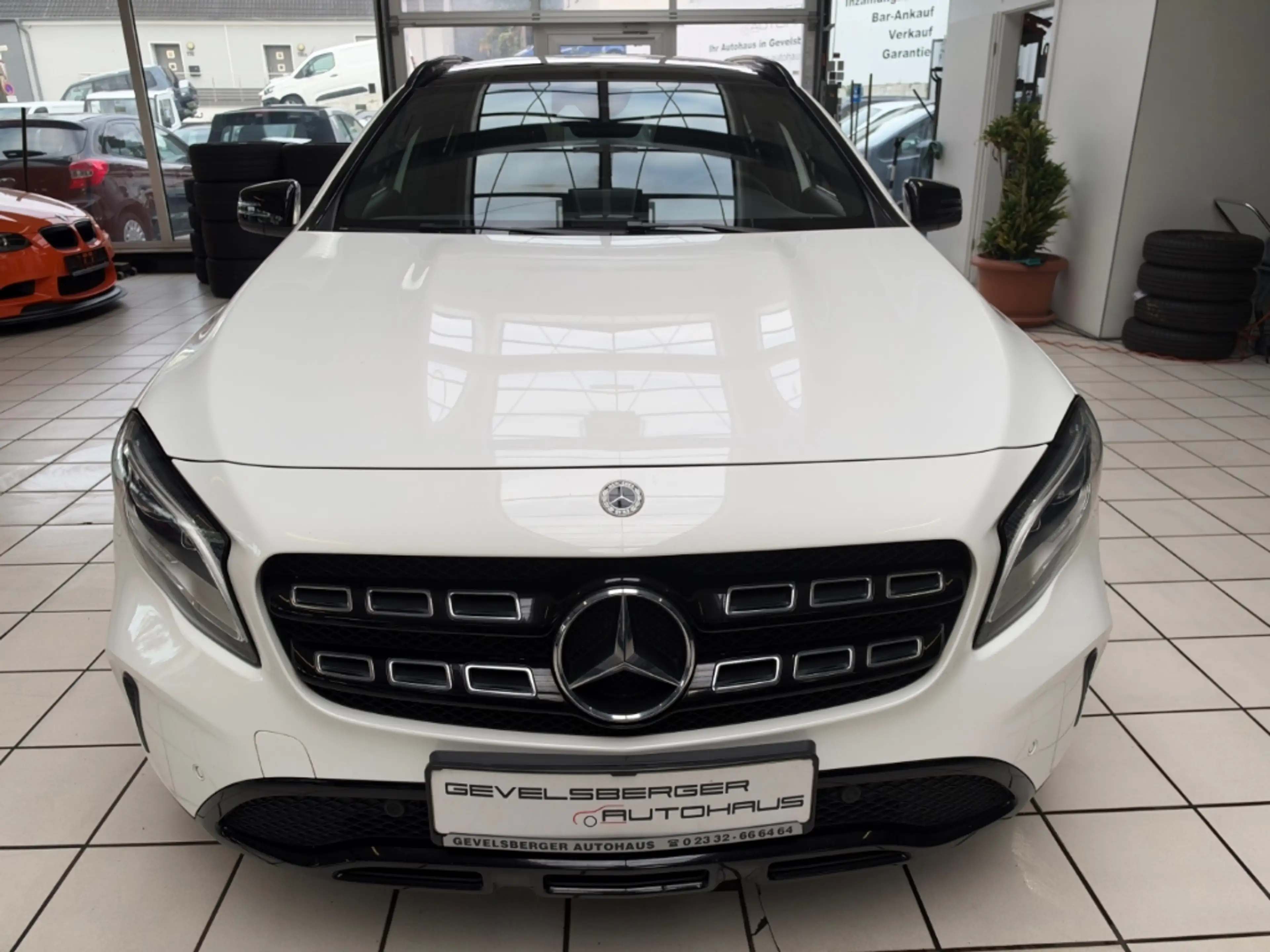 Mercedes-Benz GLA 180 Urban Panorama Sportsitze Automatik — photo 2