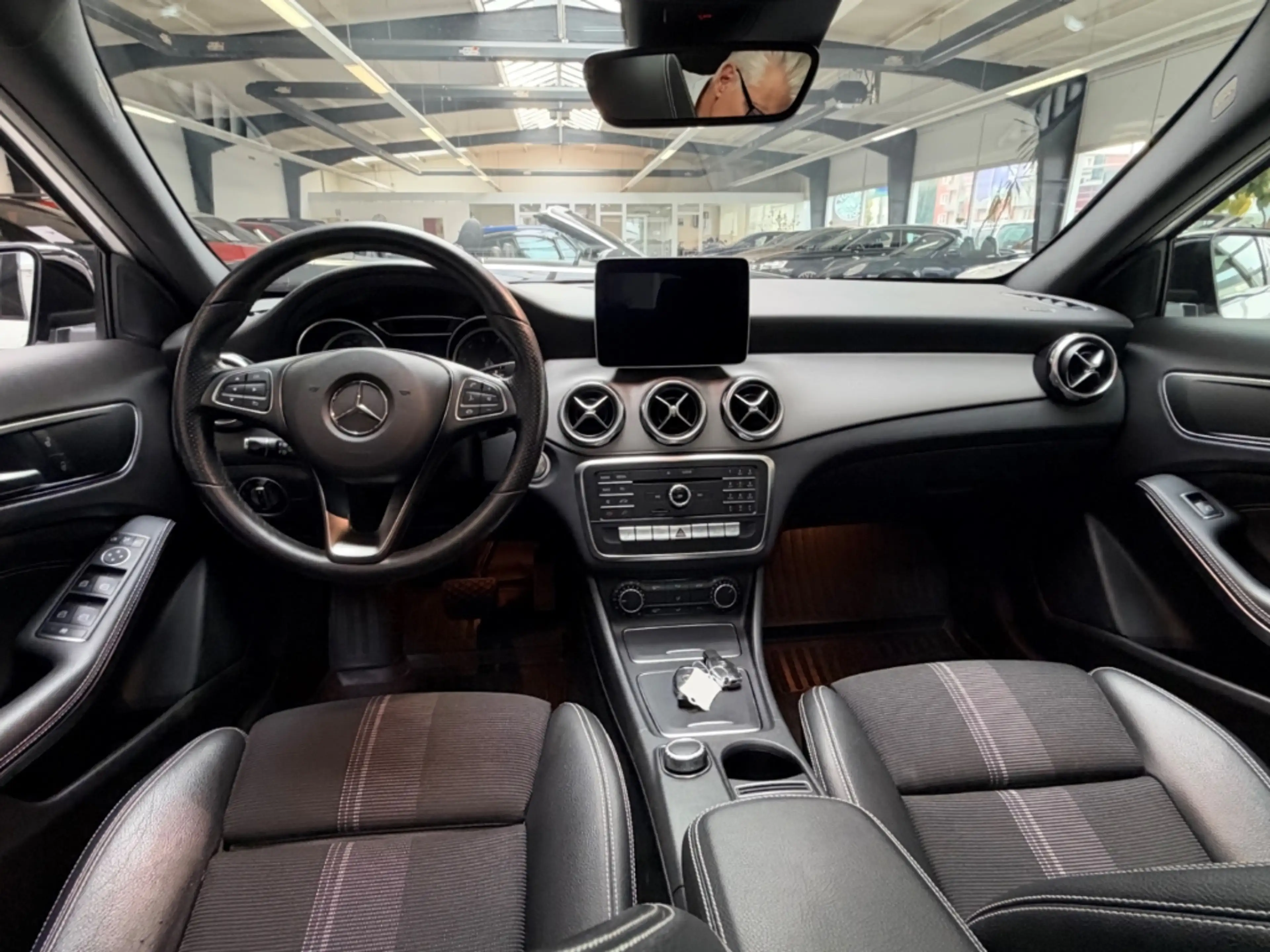 Mercedes-Benz GLA 180 Urban Panorama Sportsitze Automatik — photo 12
