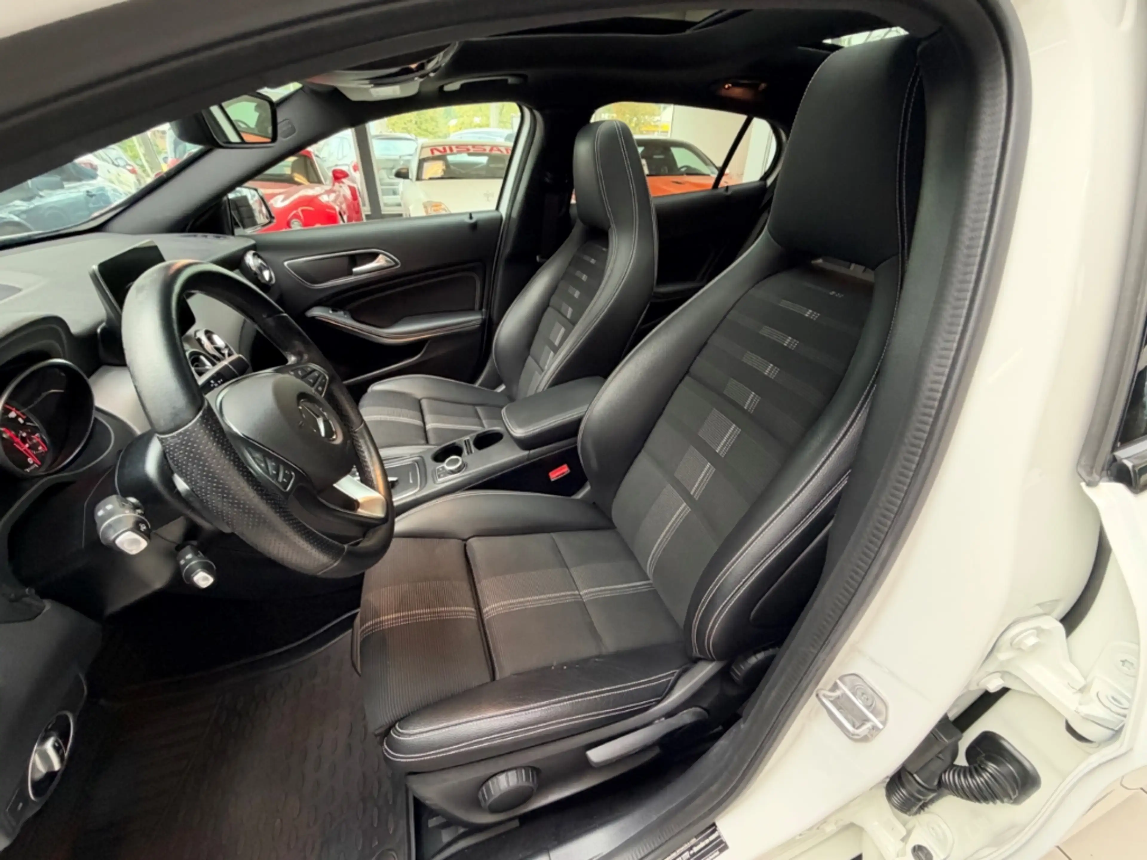 Mercedes-Benz GLA 180 Urban Panorama Sportsitze Automatik — photo 11