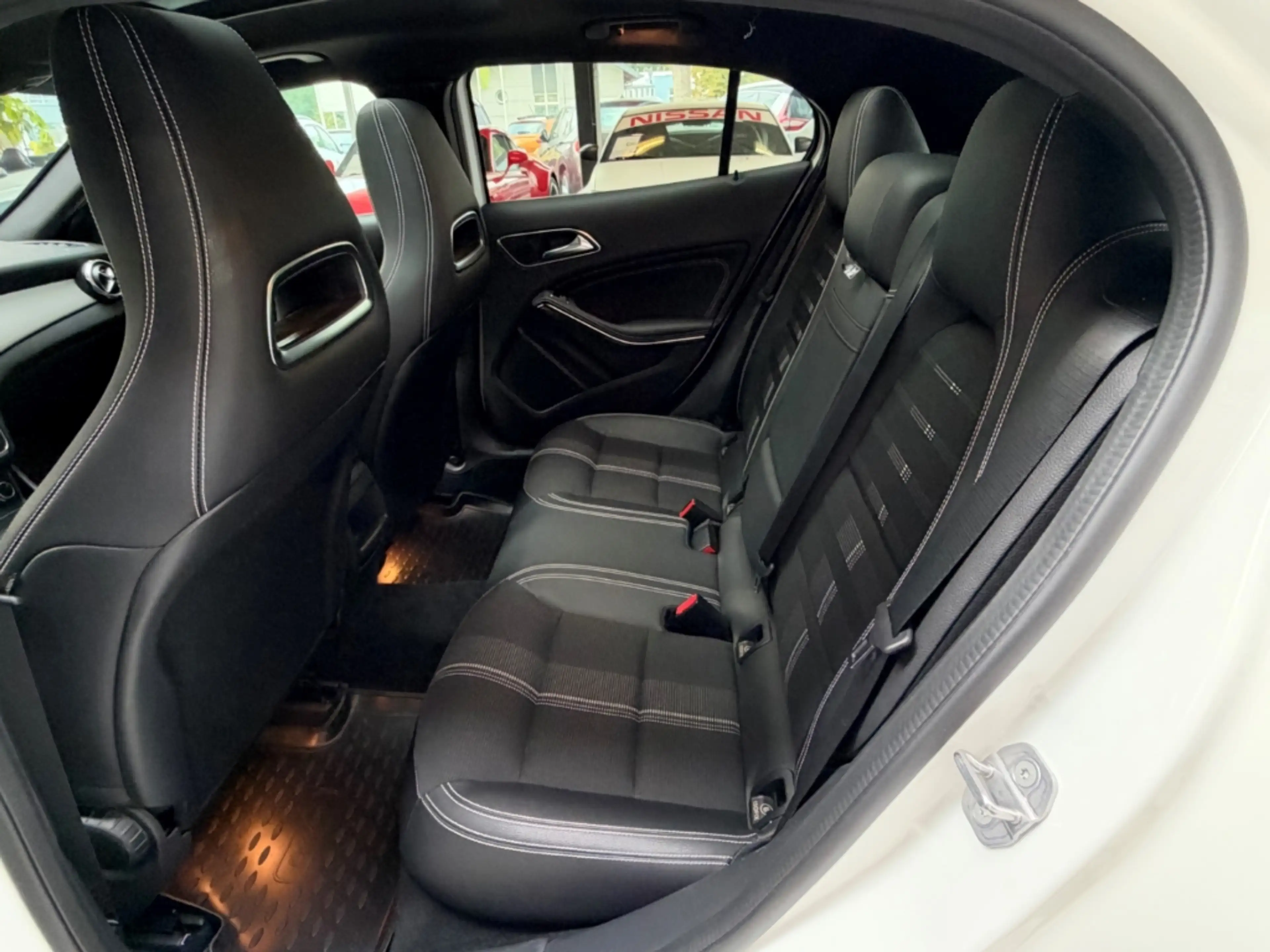 Mercedes-Benz GLA 180 Urban Panorama Sportsitze Automatik — photo 14