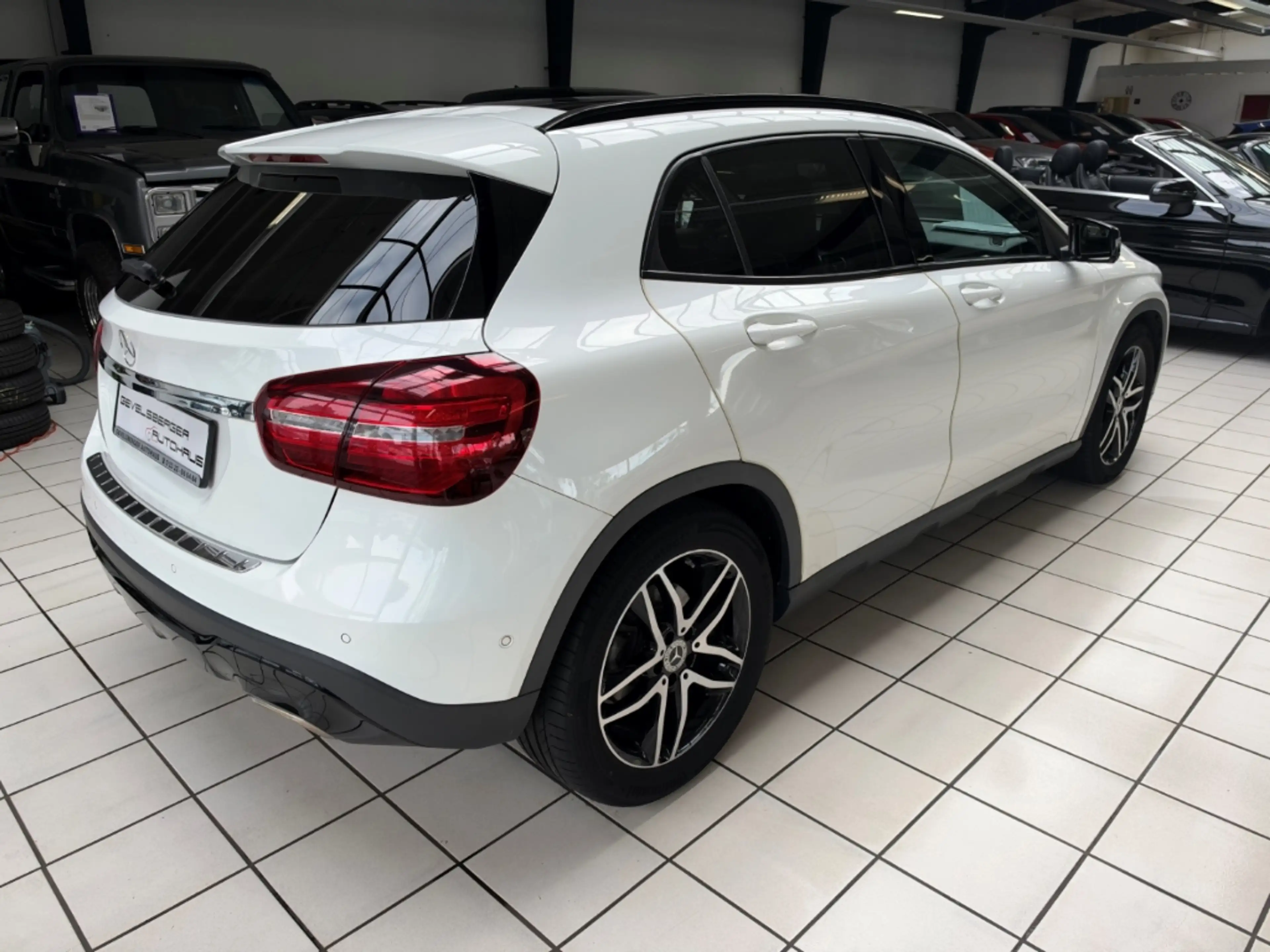 Mercedes-Benz GLA 180 Urban Panorama Sportsitze Automatik — photo 8