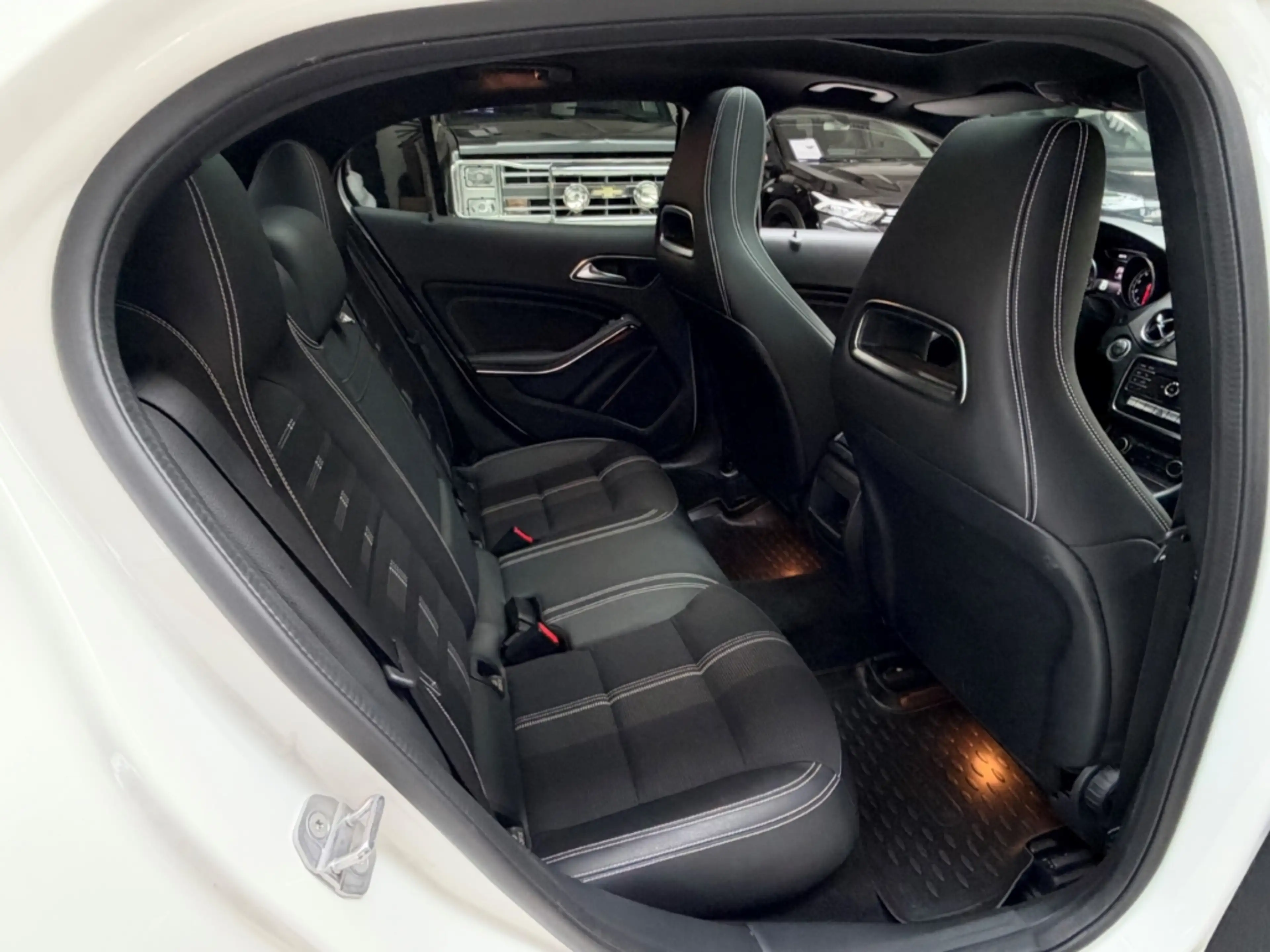 Mercedes-Benz GLA 180 Urban Panorama Sportsitze Automatik — photo 15