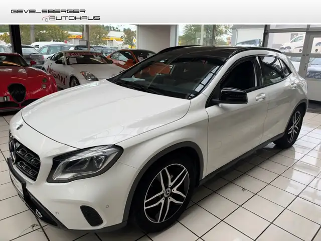 Mercedes-Benz GLA 180 Urban Panorama Sportsitze Automatik