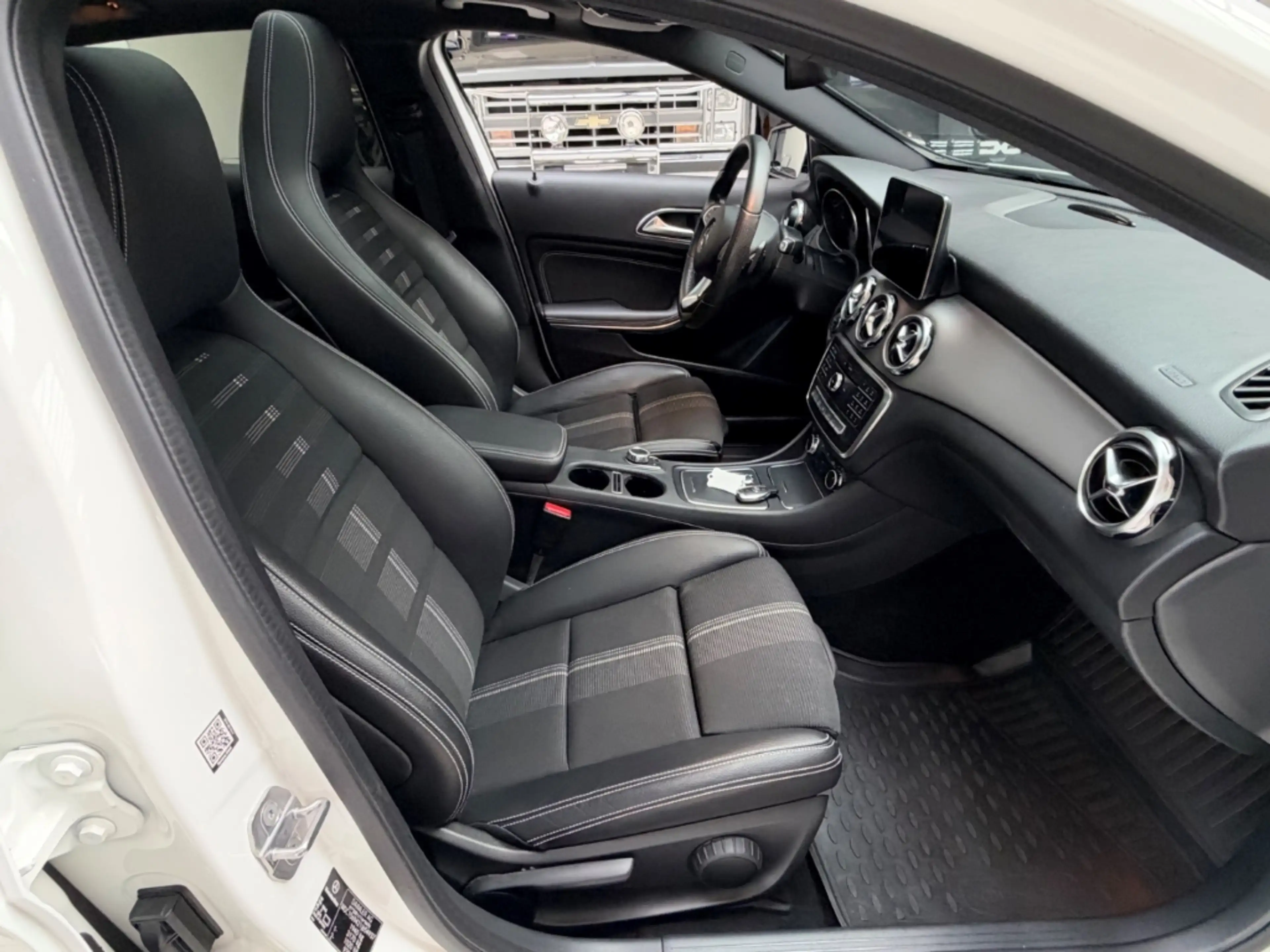 Mercedes-Benz GLA 180 Urban Panorama Sportsitze Automatik — photo 13