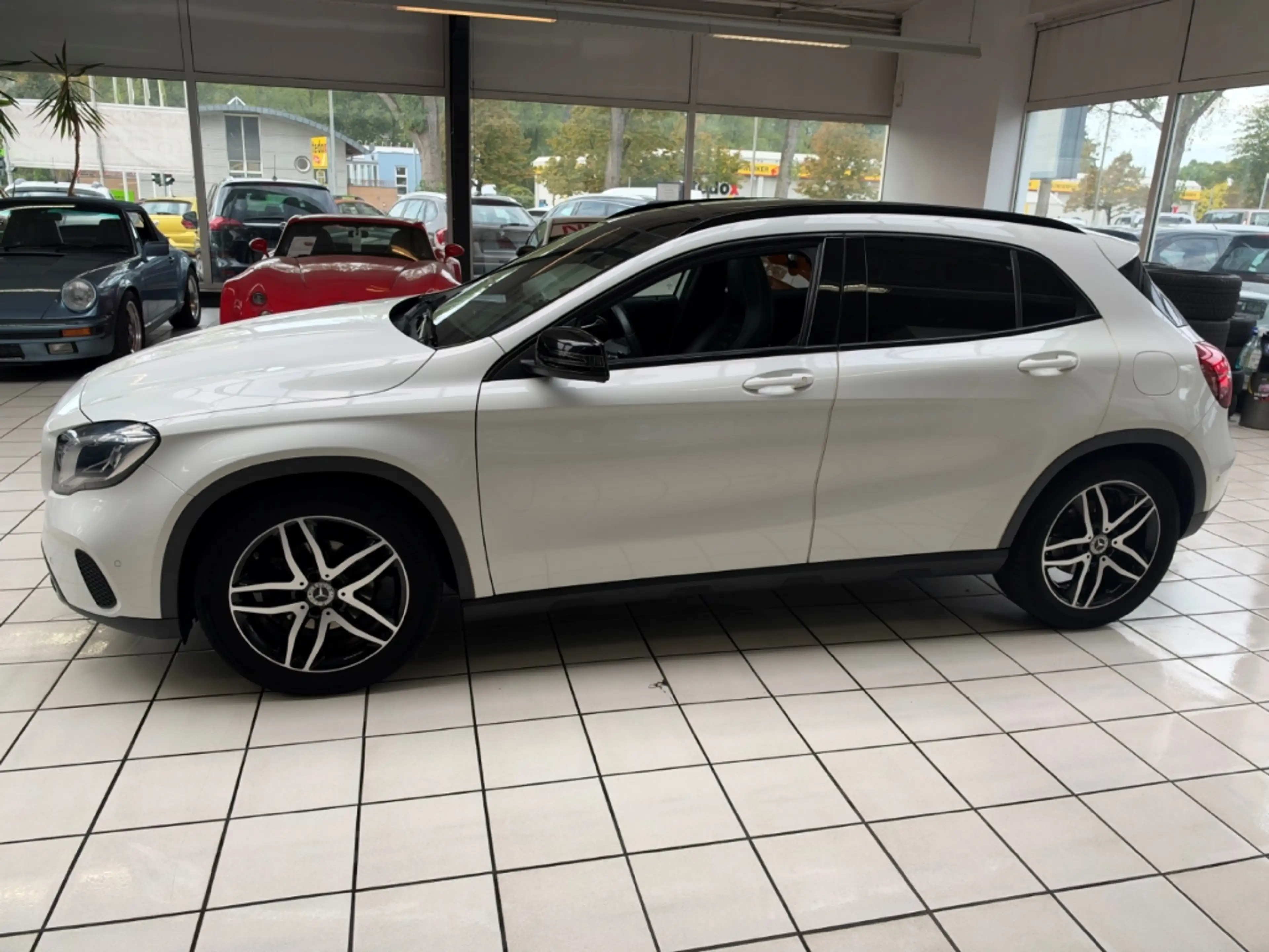 Mercedes-Benz GLA 180 Urban Panorama Sportsitze Automatik — photo 5
